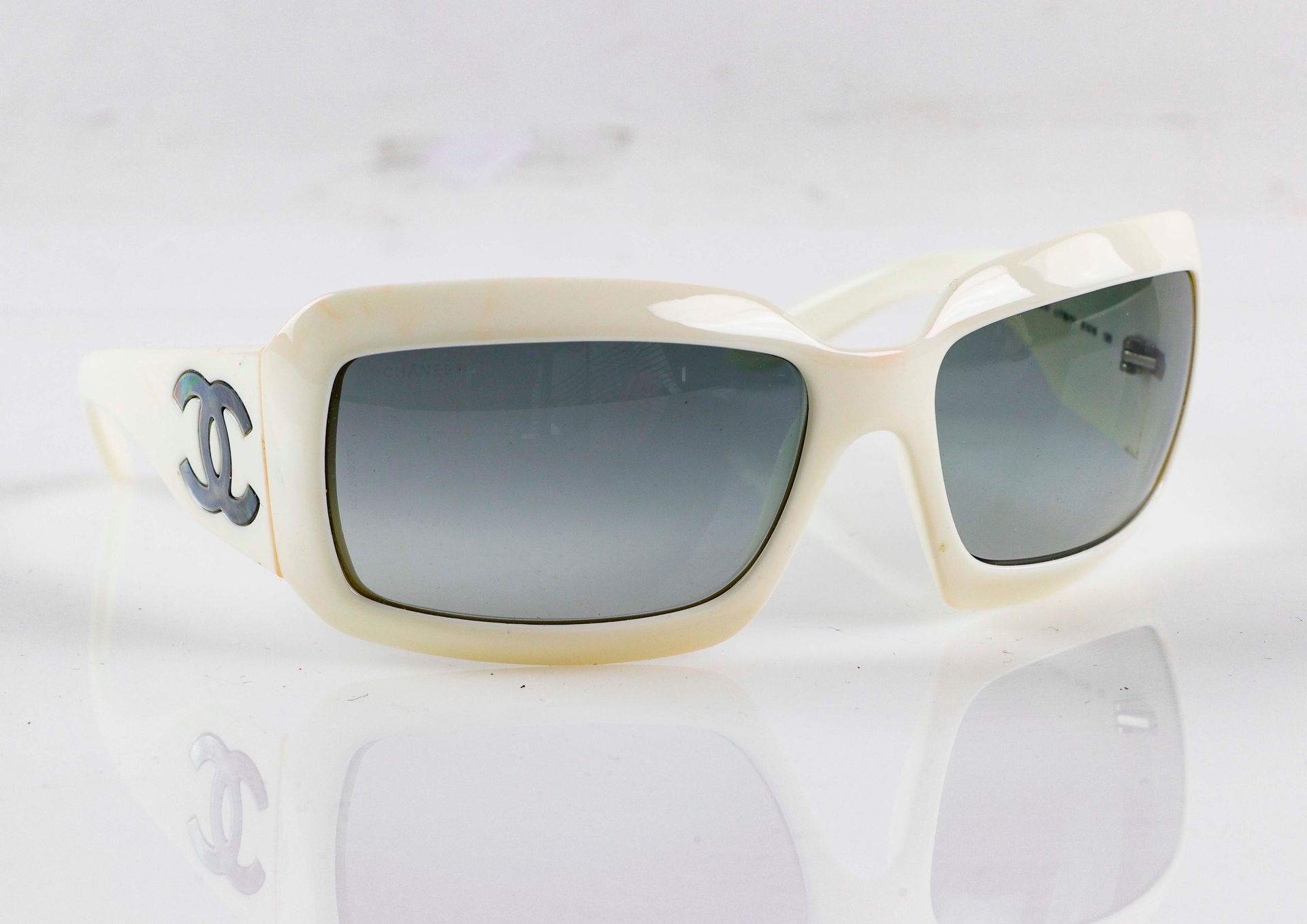Null CHANEL. Pair of white sunglasses. In its case