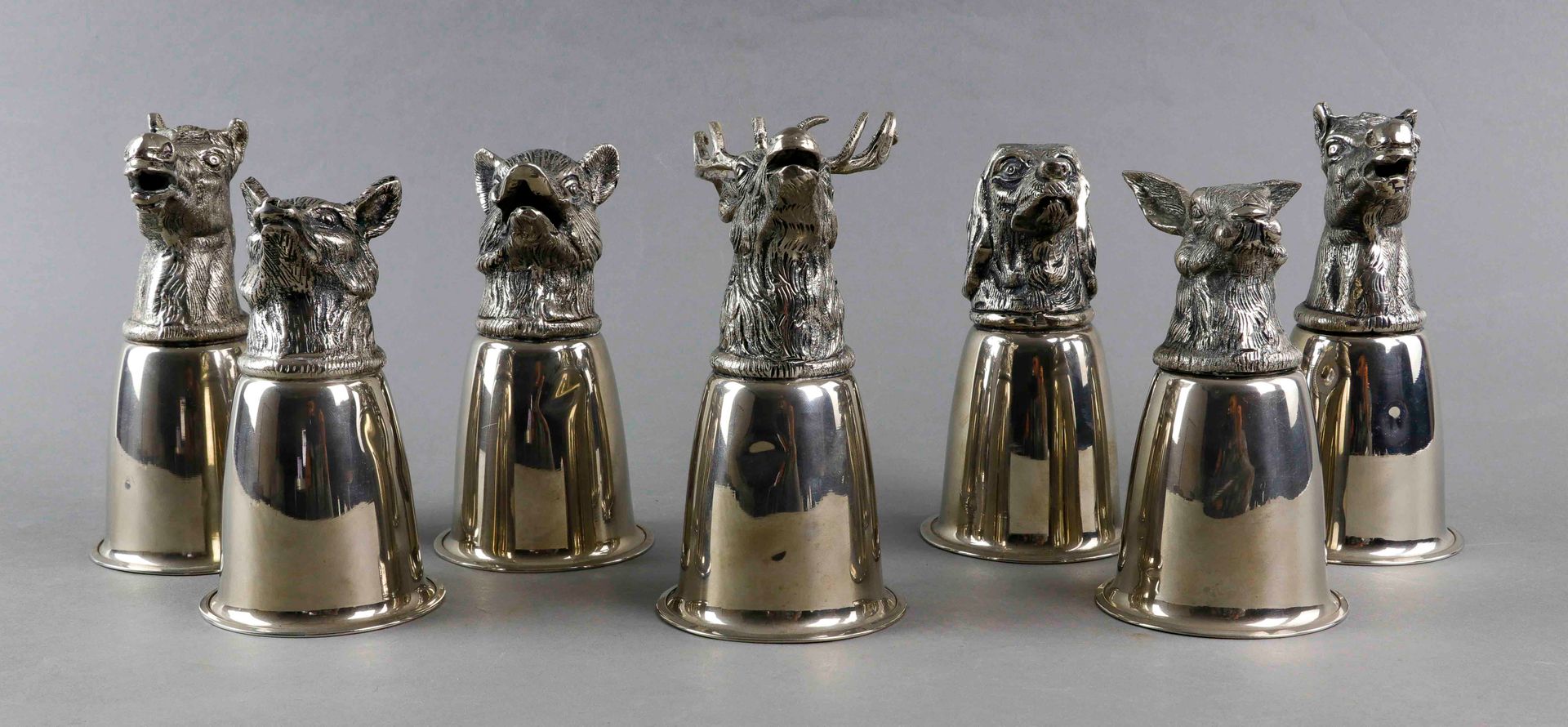 Null GUCCI. Série de 7 gobelets de chasse en métal argenté à décor de têtes de c&hellip;