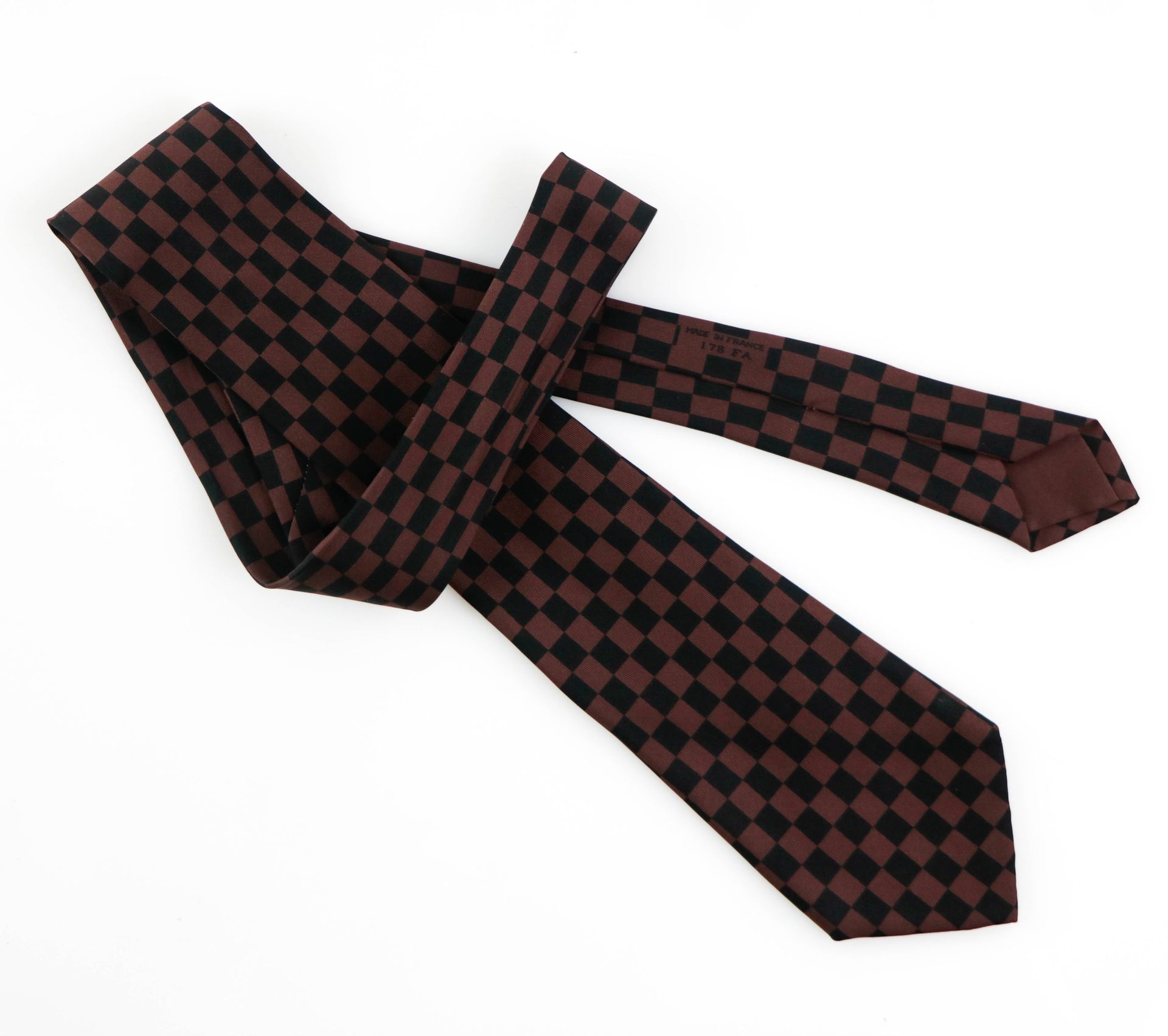 Null 赫米斯。黑色和棕色格子的多色丝绸领带