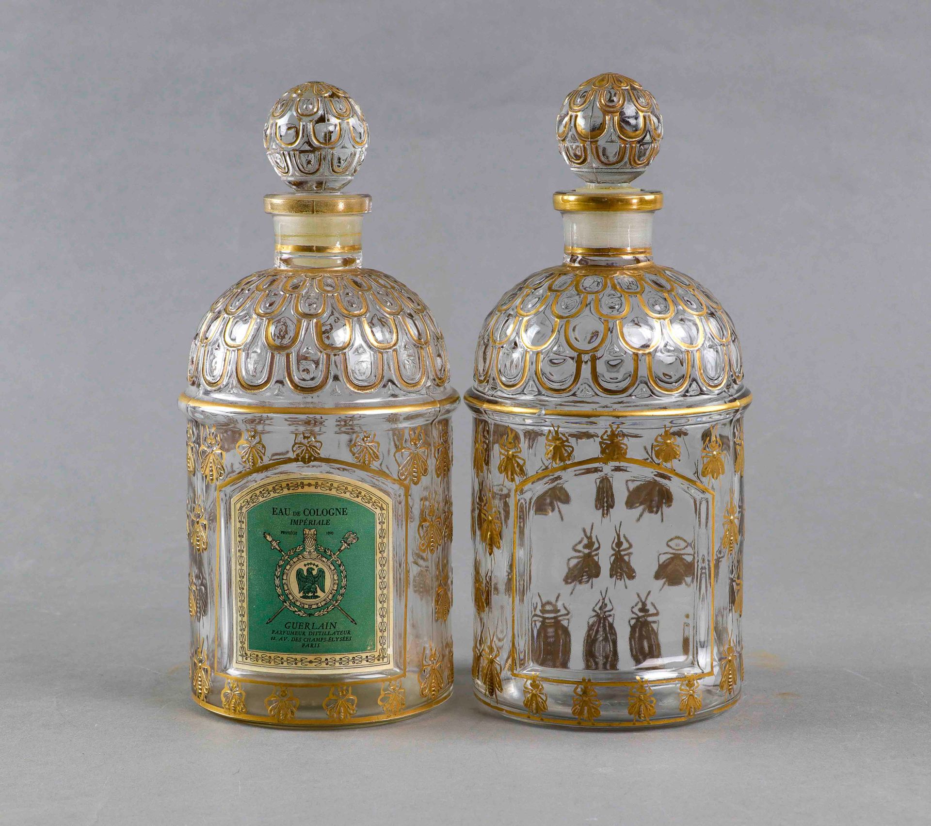 Null 顾尔良。两瓶帝国古龙水，玻璃材质，有蜜蜂装饰，一瓶无标签 - 高: 20厘米