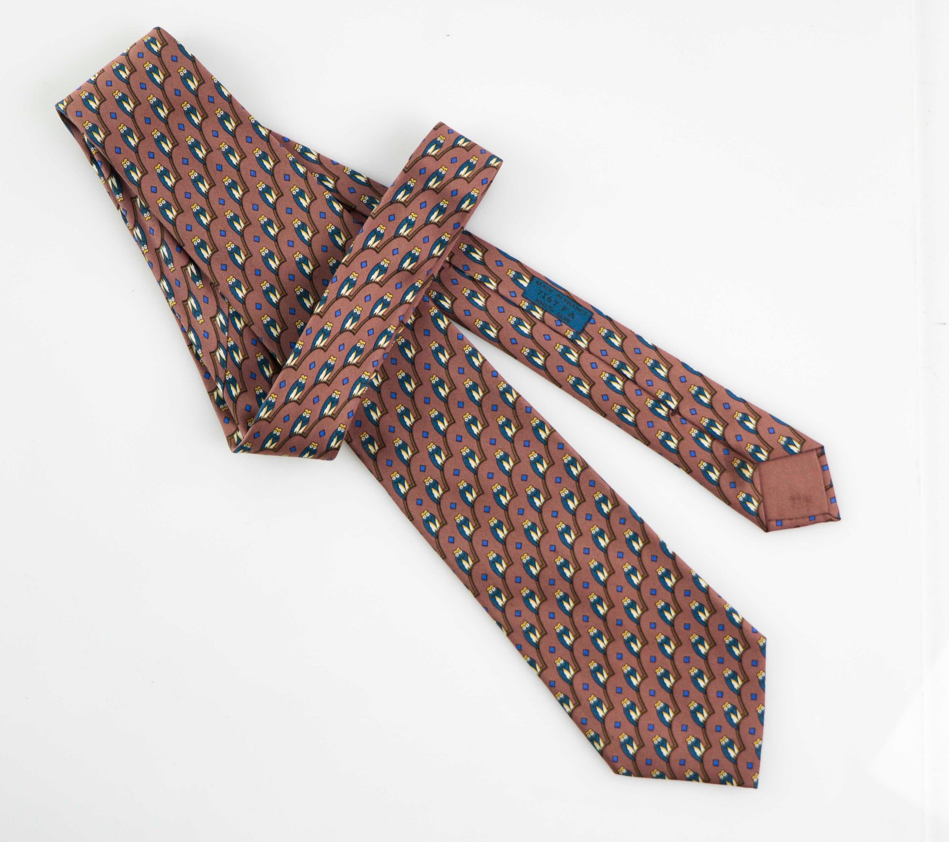 Null HERMES. Cravate en soie multicolore à décor de hiboux