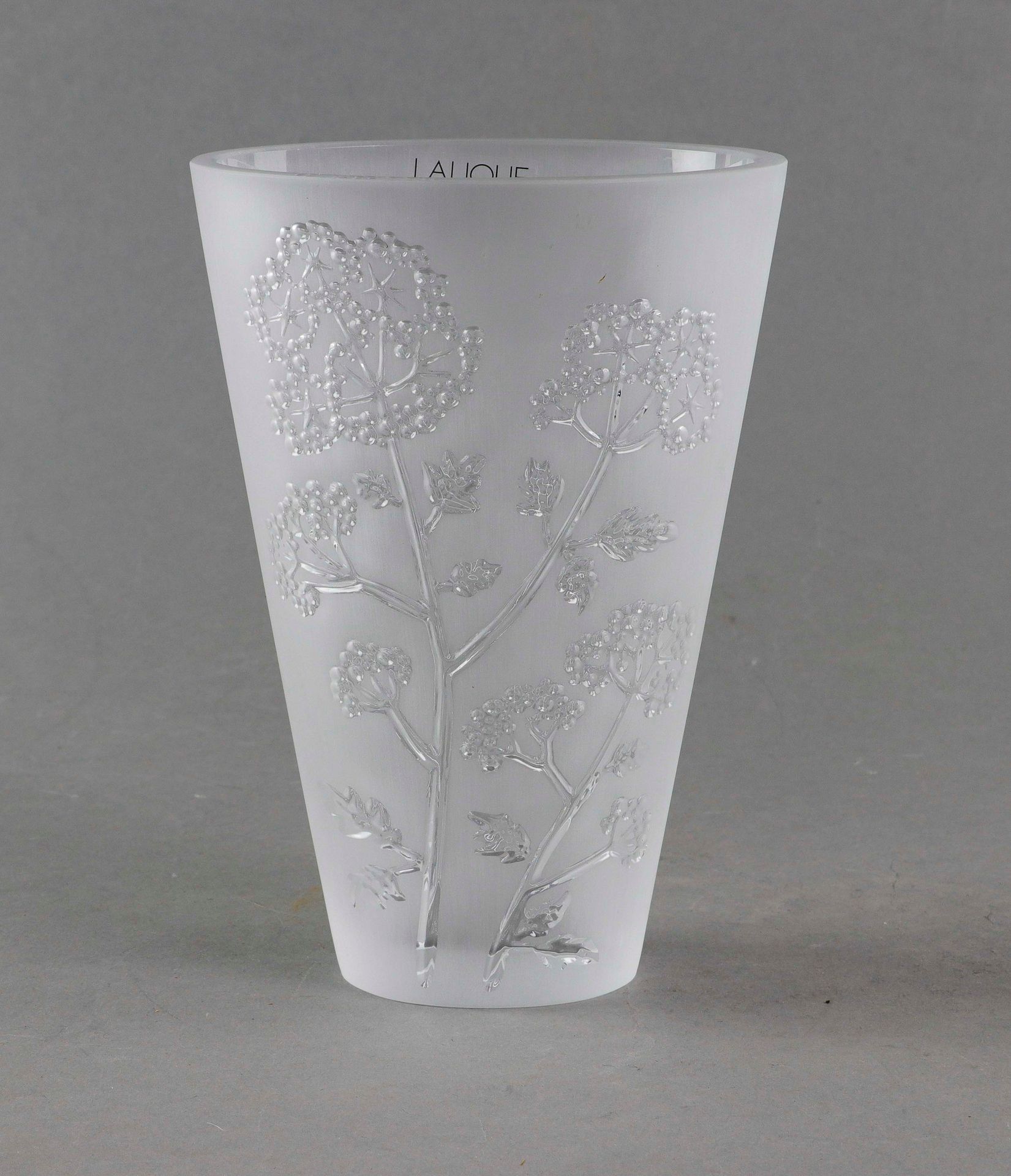 LALIQUE. Vase “Ombelles” en cristal satiné. Signé dessous “Lalique France”. H : &hellip;