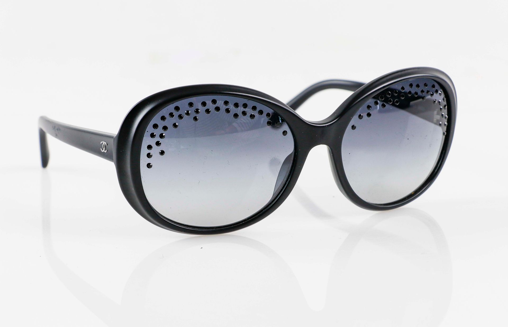 Null CHANEL. Ein Paar schwarze Sonnenbrillen mit Strasssteinen. In ihrem Etui