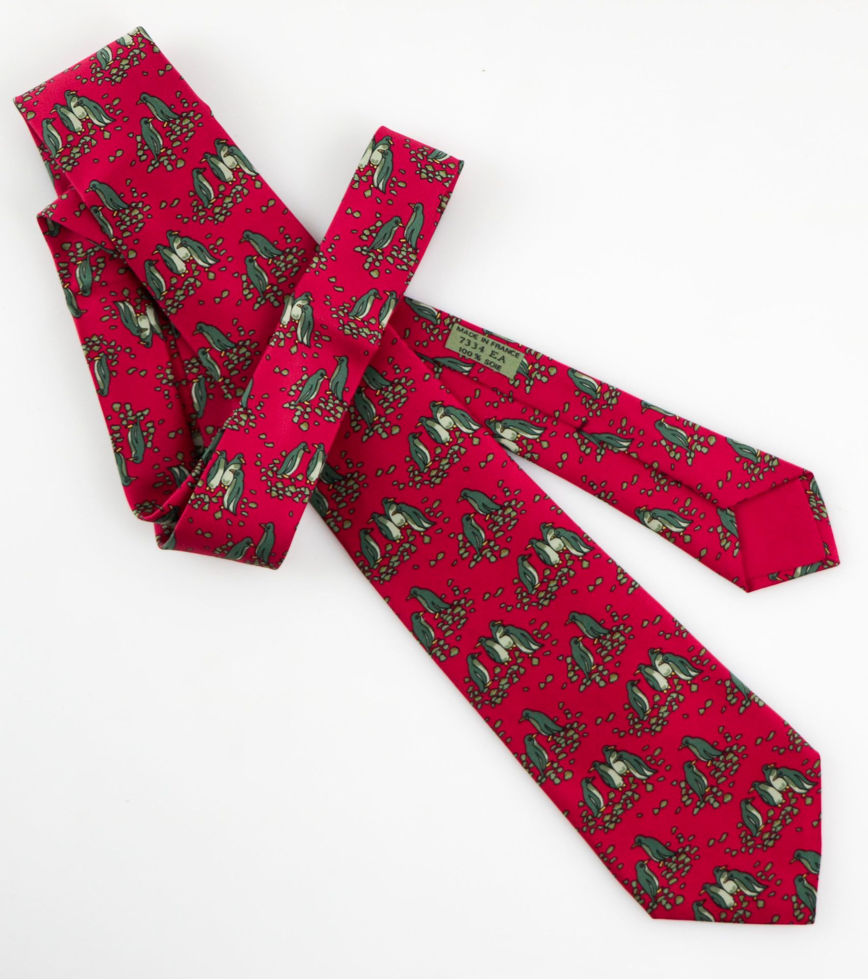 Null HERMES. Multicolored silk tie with penguins decoration