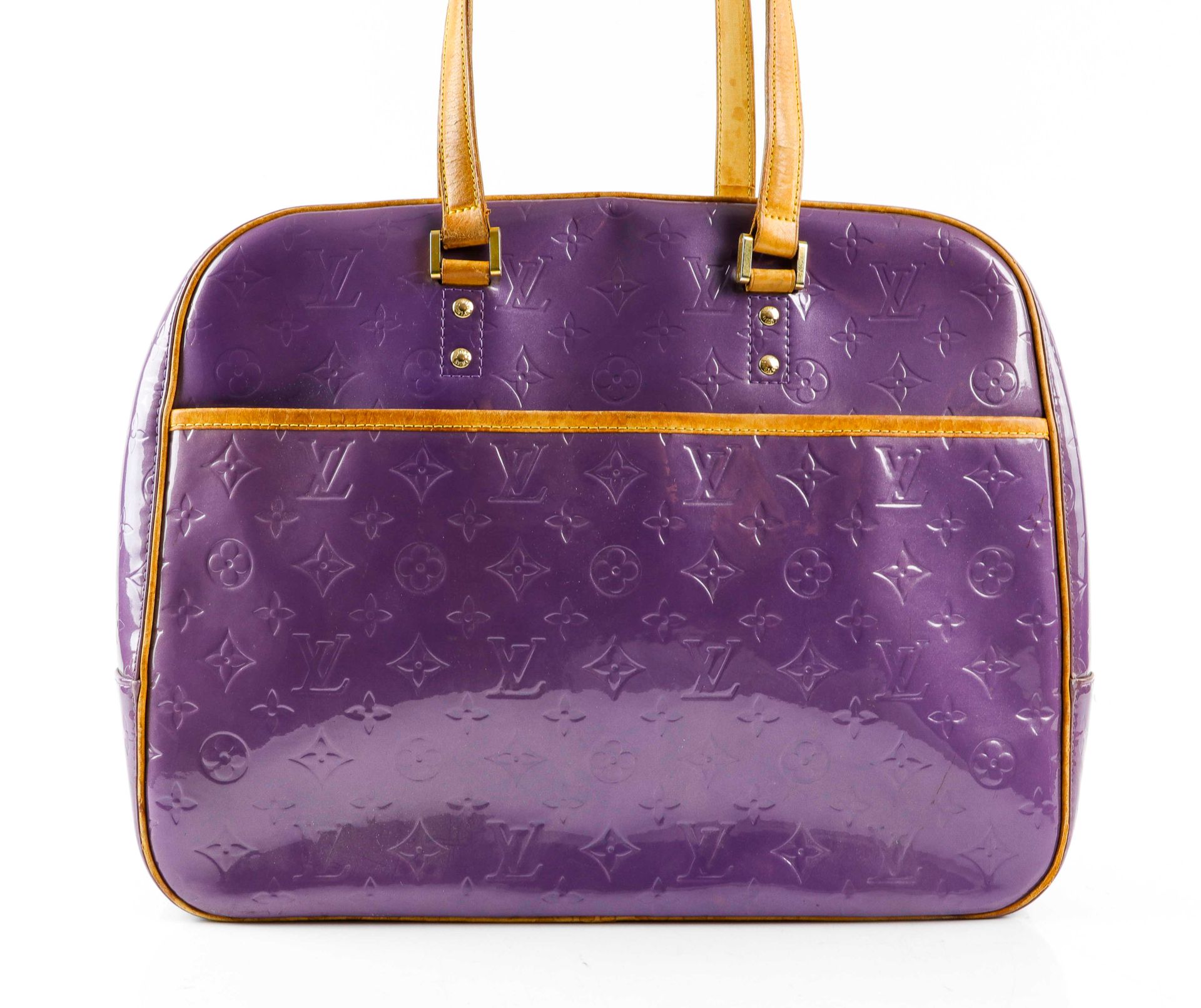 Null Louis VUITTON. Bag "Sutton" in purple patent leather. Two large handles in &hellip;