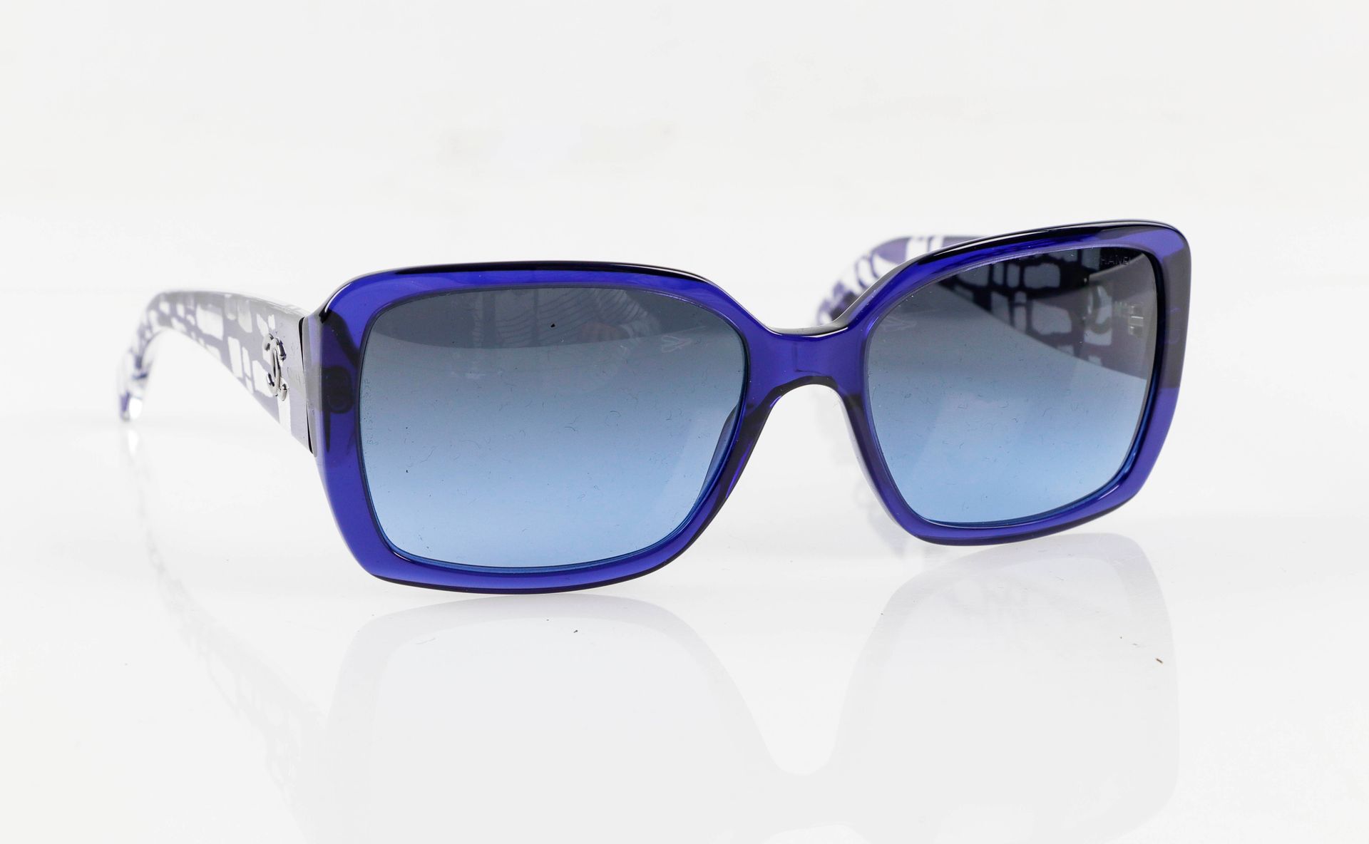 Null CHANEL. Pair of sunglasses blue night. In its case