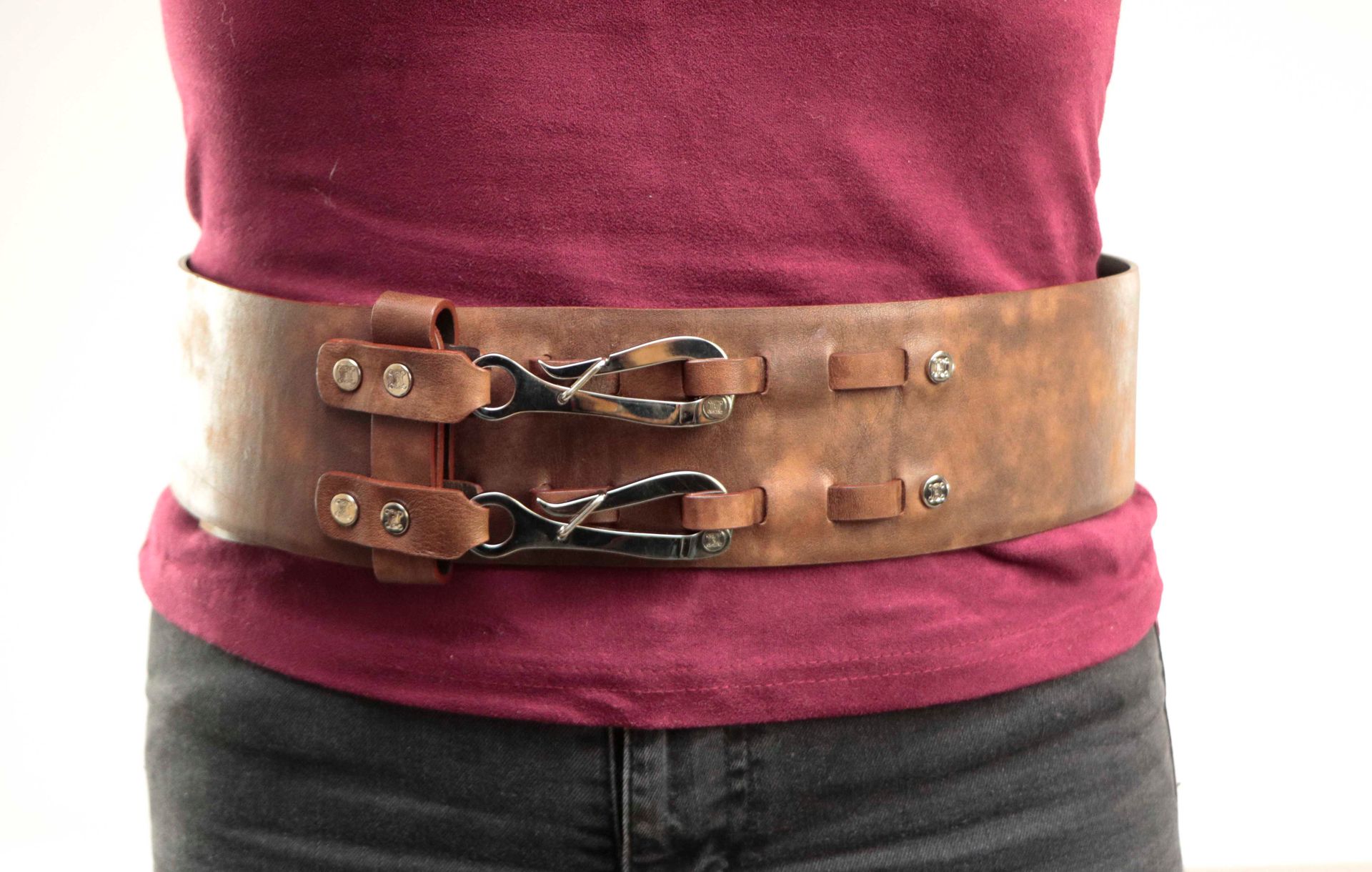 Null CELINE. Brown leather belt aged. Silver plated metal trim. L : 96 cm