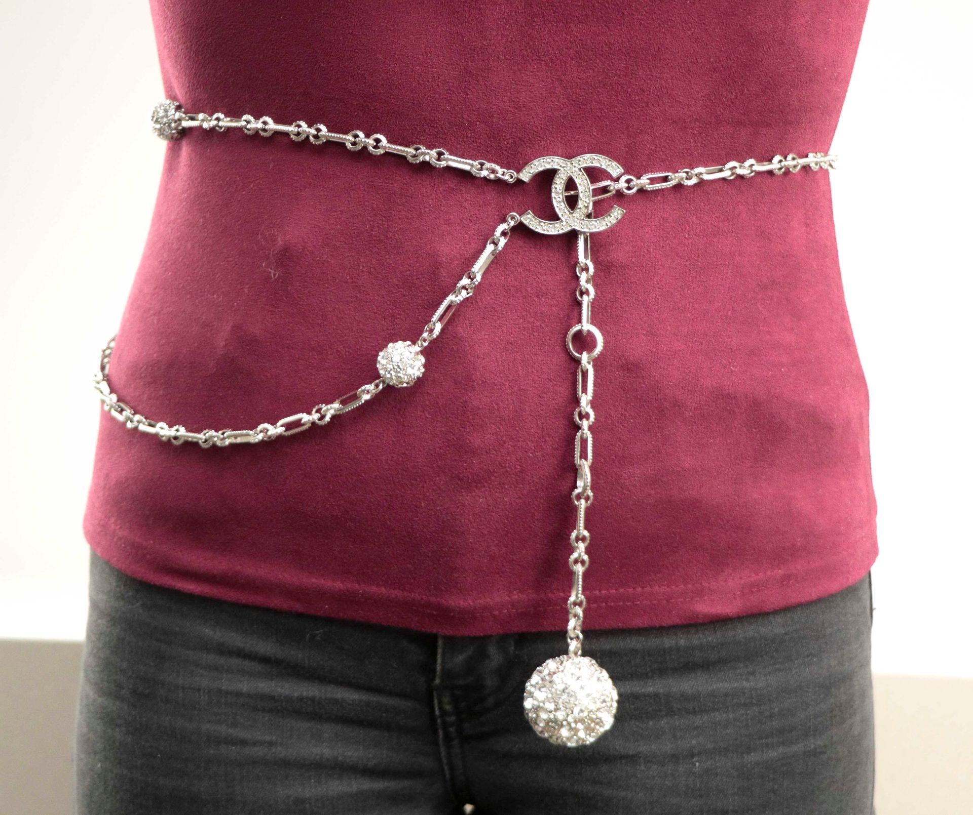 Null CHANEL. Circa 2007 - Cintura o collana in metallo argentato e strass decora&hellip;