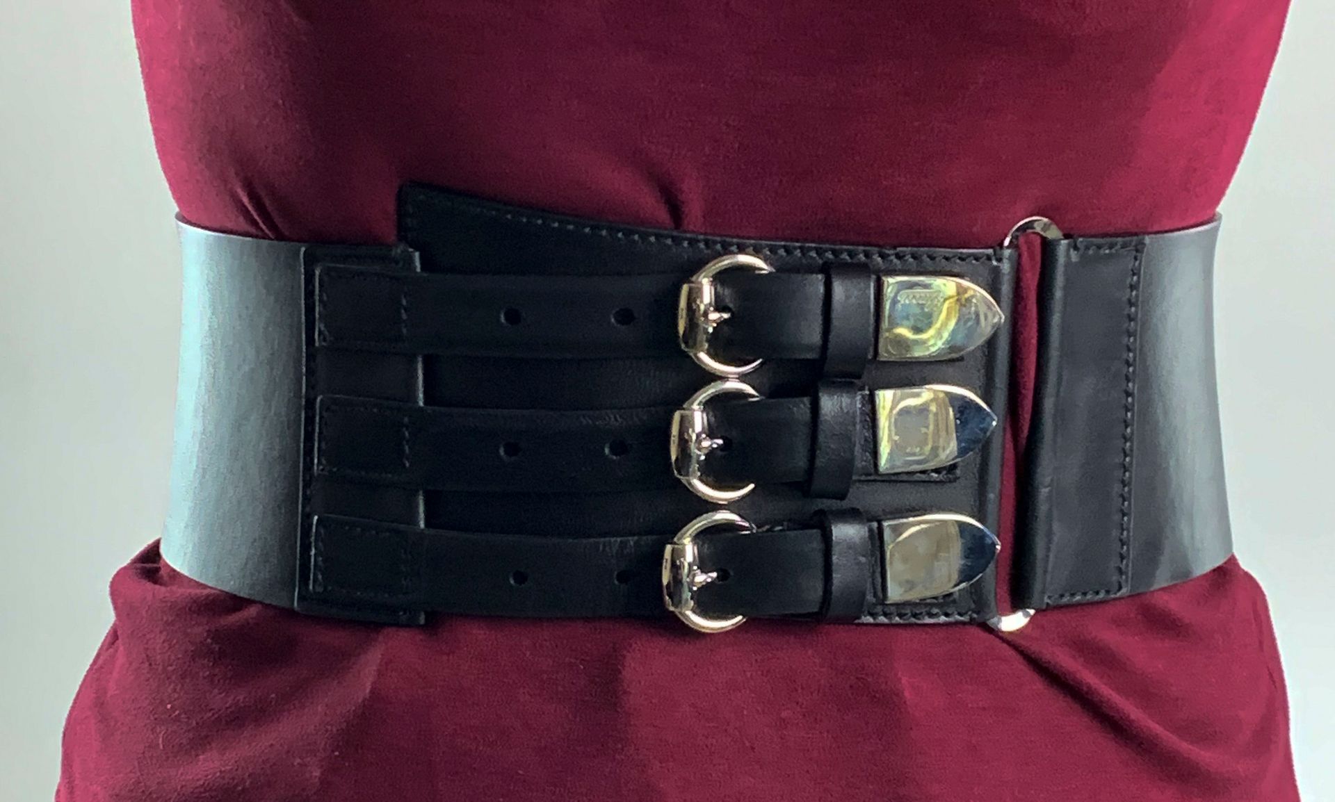 Null GUCCI. Ceinture en cuir noir. Garniture en métal argenté. L : 70 cm