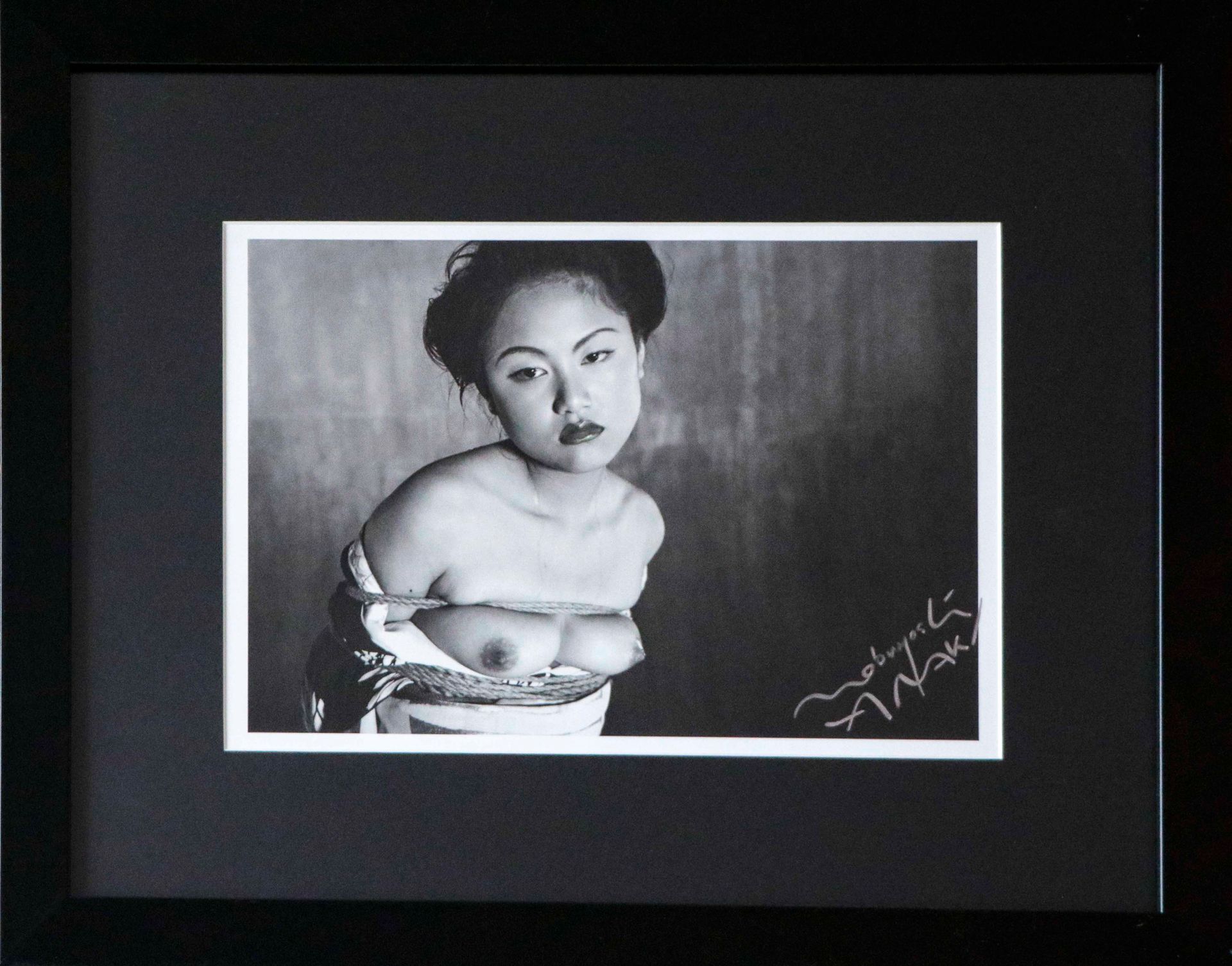 Artiste 荒木经惟（生于1940年）。捆绑女孩。照片。纸上银印，右下方签名 33 x 22.5 cm