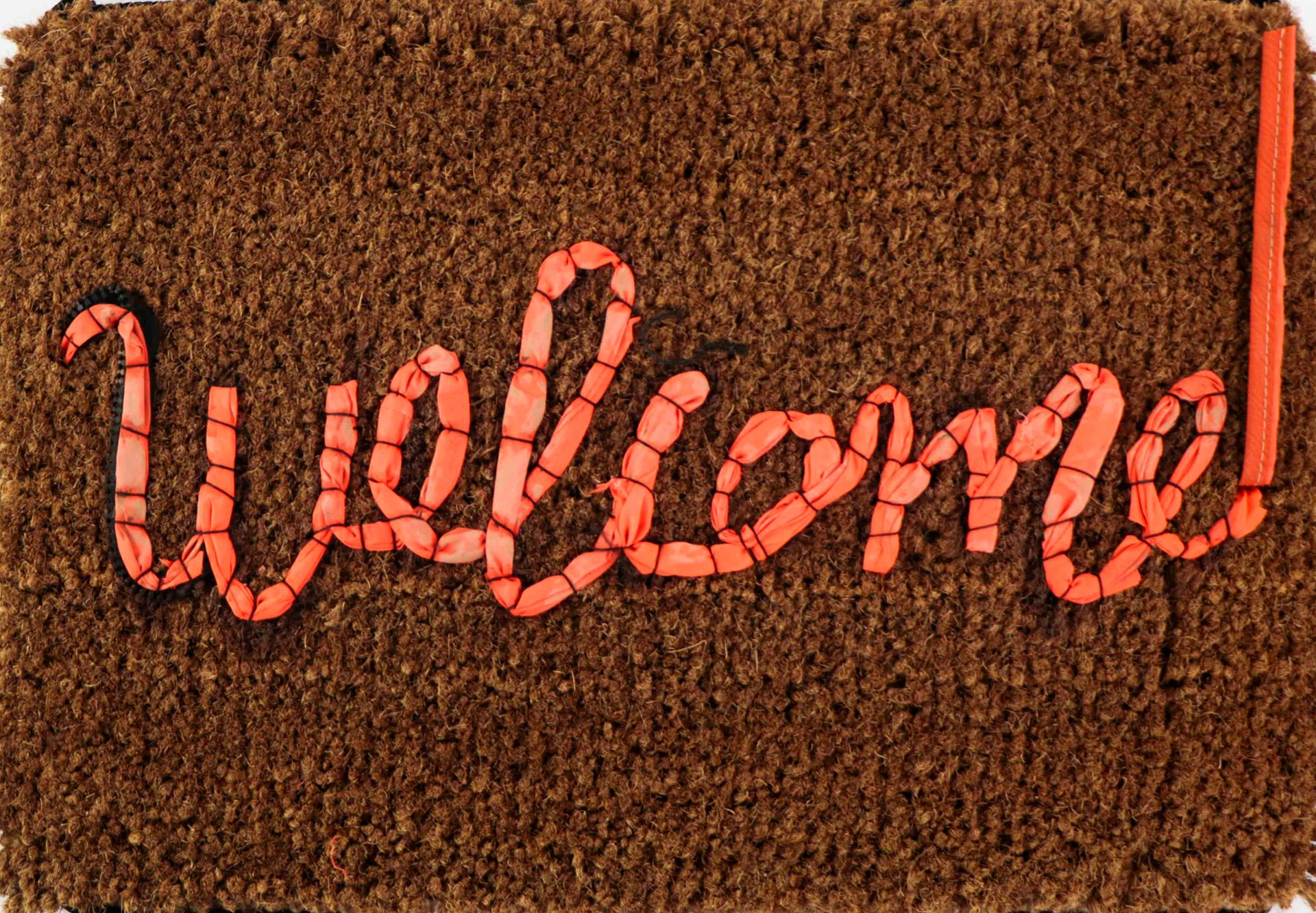 Artiste 班克西（生于1974年）。爱的欢迎。班克斯与 "爱欢迎 "合作的门垫画，在原始织物标签上的编号为2648号。52 x 70厘米（在其原始纸板上）&hellip;