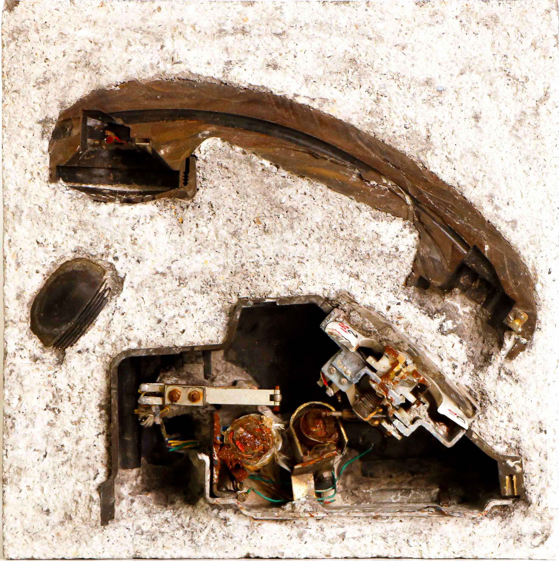 Null 阿尔曼（1928-2005）。因为线条的杂乱 - 1974年。雕塑，切割的电话嵌入混凝土中。版本为30份（全部不同）。在中央签名。高：25；宽：25；&hellip;
