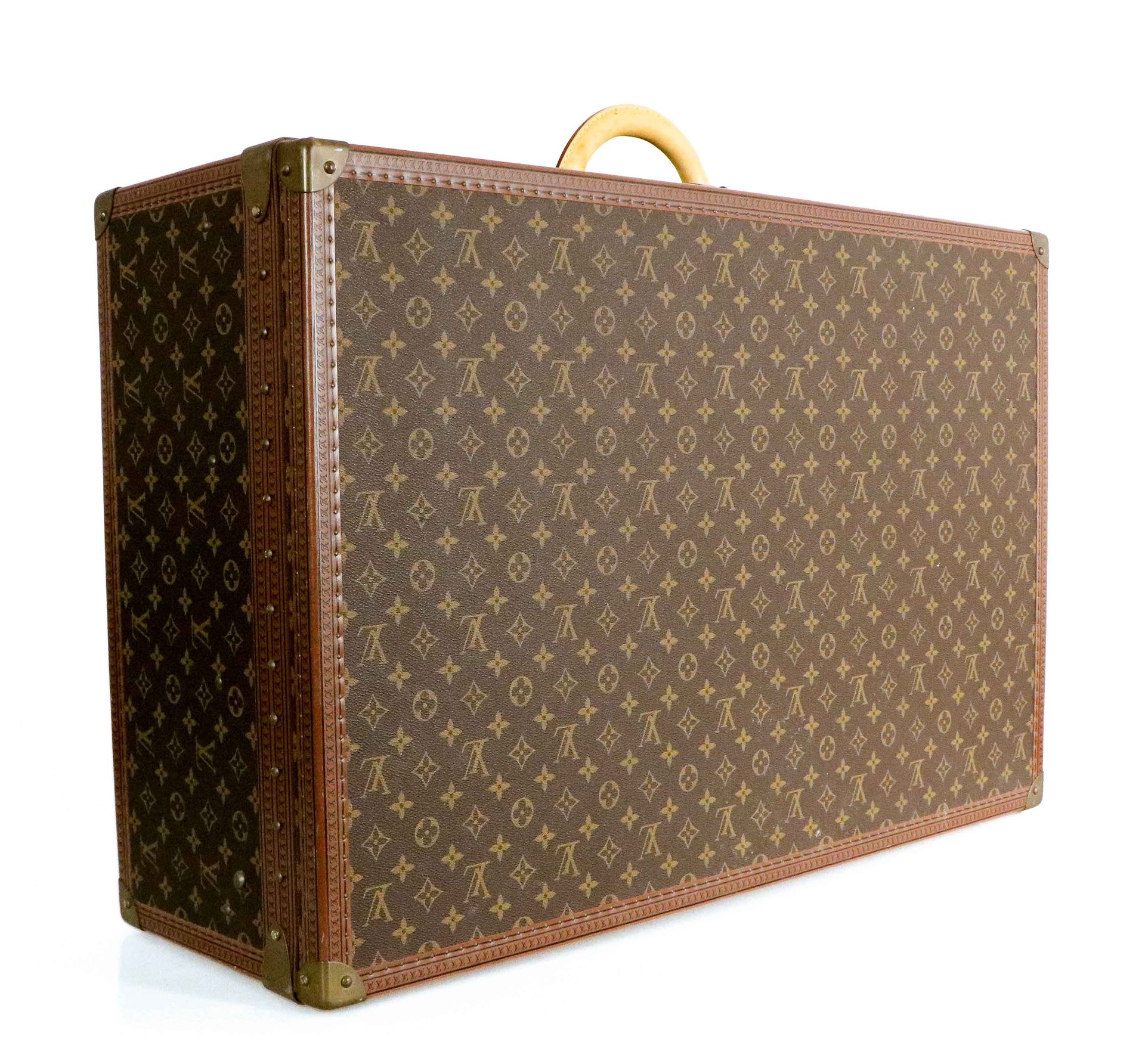 Null Louis VUITTON.Alzer "旅行箱，采用Monogram帆布。菱形的边缘，镀金的铜角和封口。天然皮革手柄。米色皮革内饰，有其托盘和钥匙。&hellip;