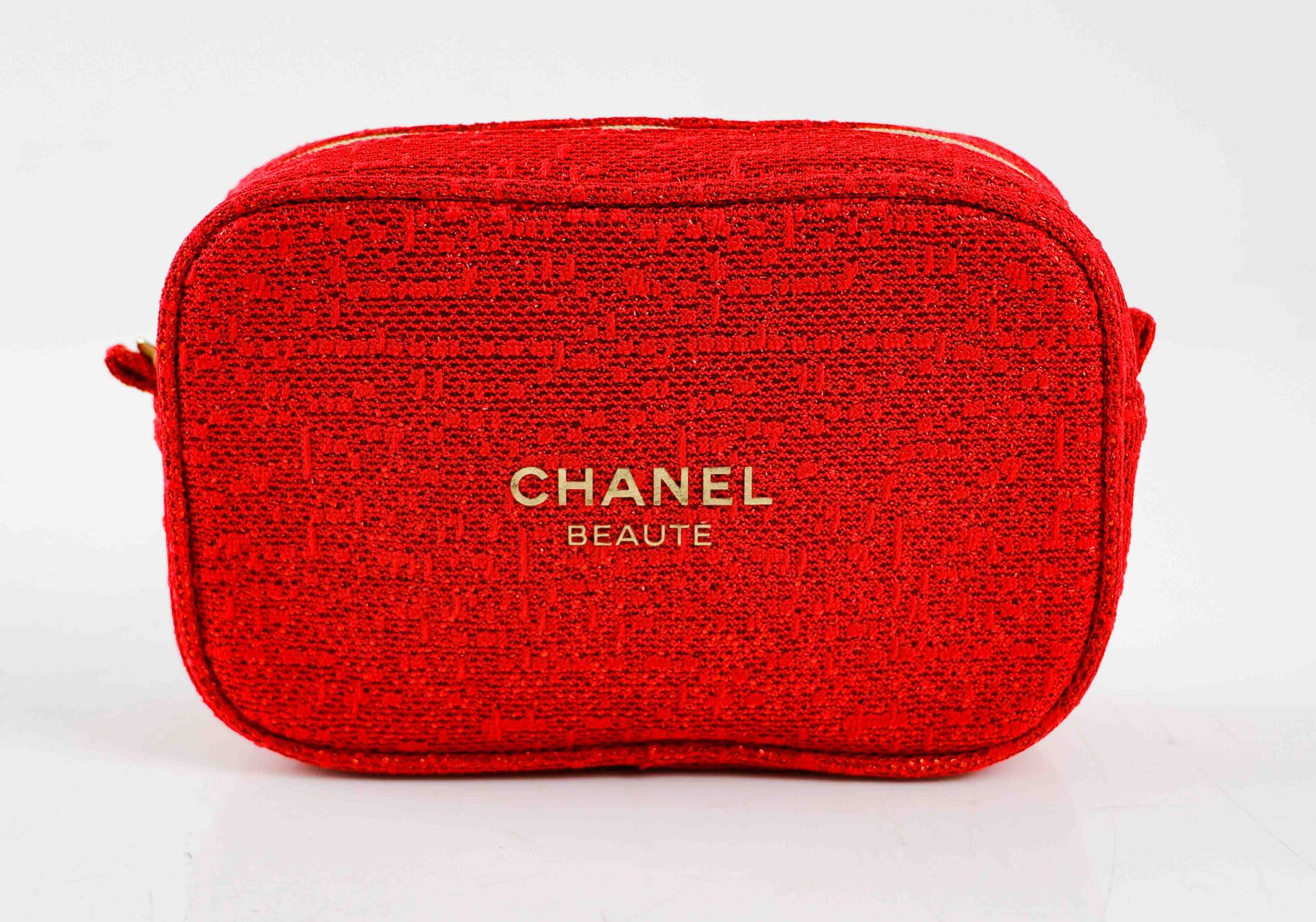 CHANEL. Beauty pouch. Makeup bag in red canvas lamé. Zipper closure