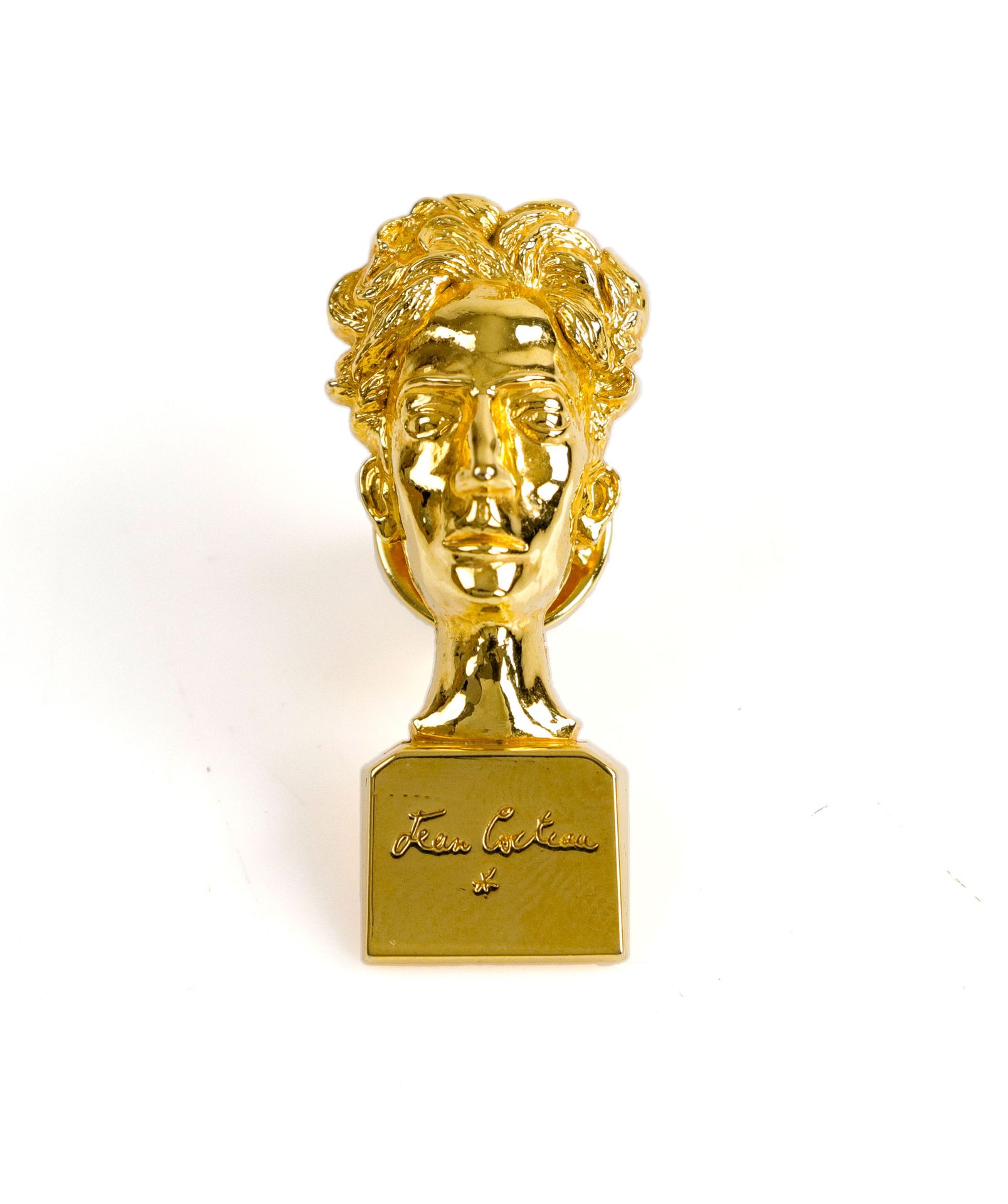Null Jean COCTEAU (1889-1963) Buste de Cocteau 徽章，金属镀精金，底部有签名（在盘子里） 高：4厘米（有原来的袋子&hellip;
