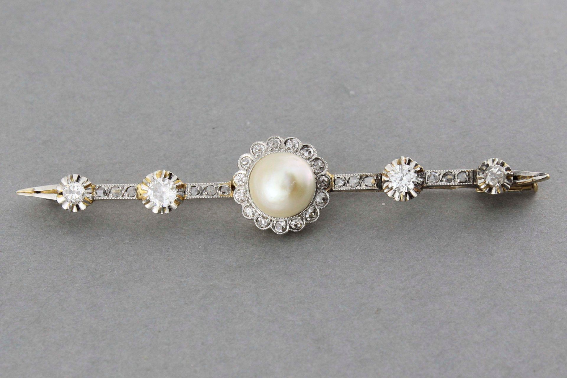 Null Spange aus Gold und Platin mit einer halben Perle, umgeben von Diamanten un&hellip;