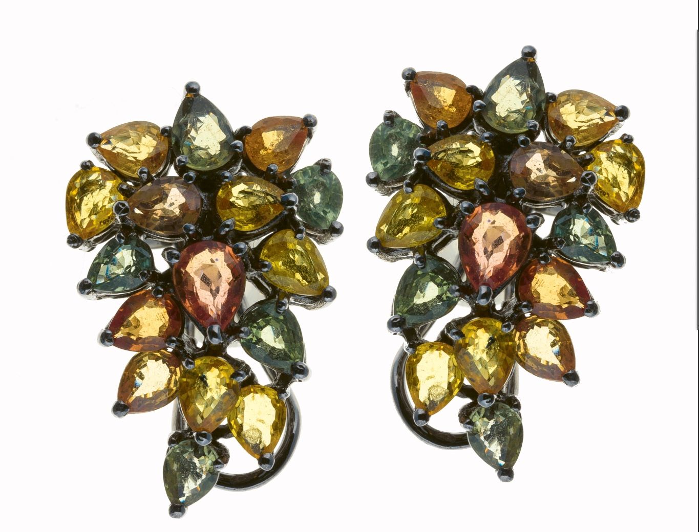 Null Ein Paar Ohrringe aus geschwärztem Gold mit einem Blattmotiv aus mehrfarbig&hellip;
