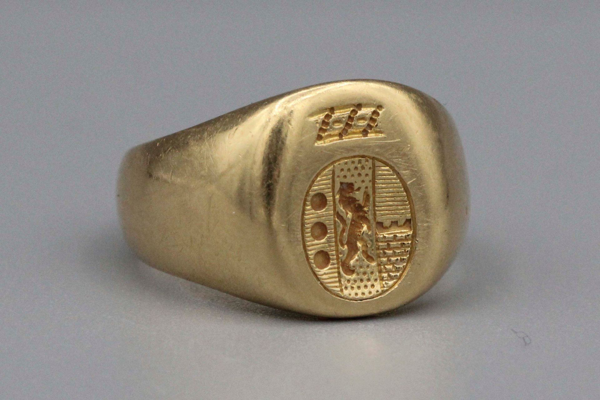 Null Gold signet ring engraved with a coat of arms. Gross weight: 5.2 g Finger s&hellip;