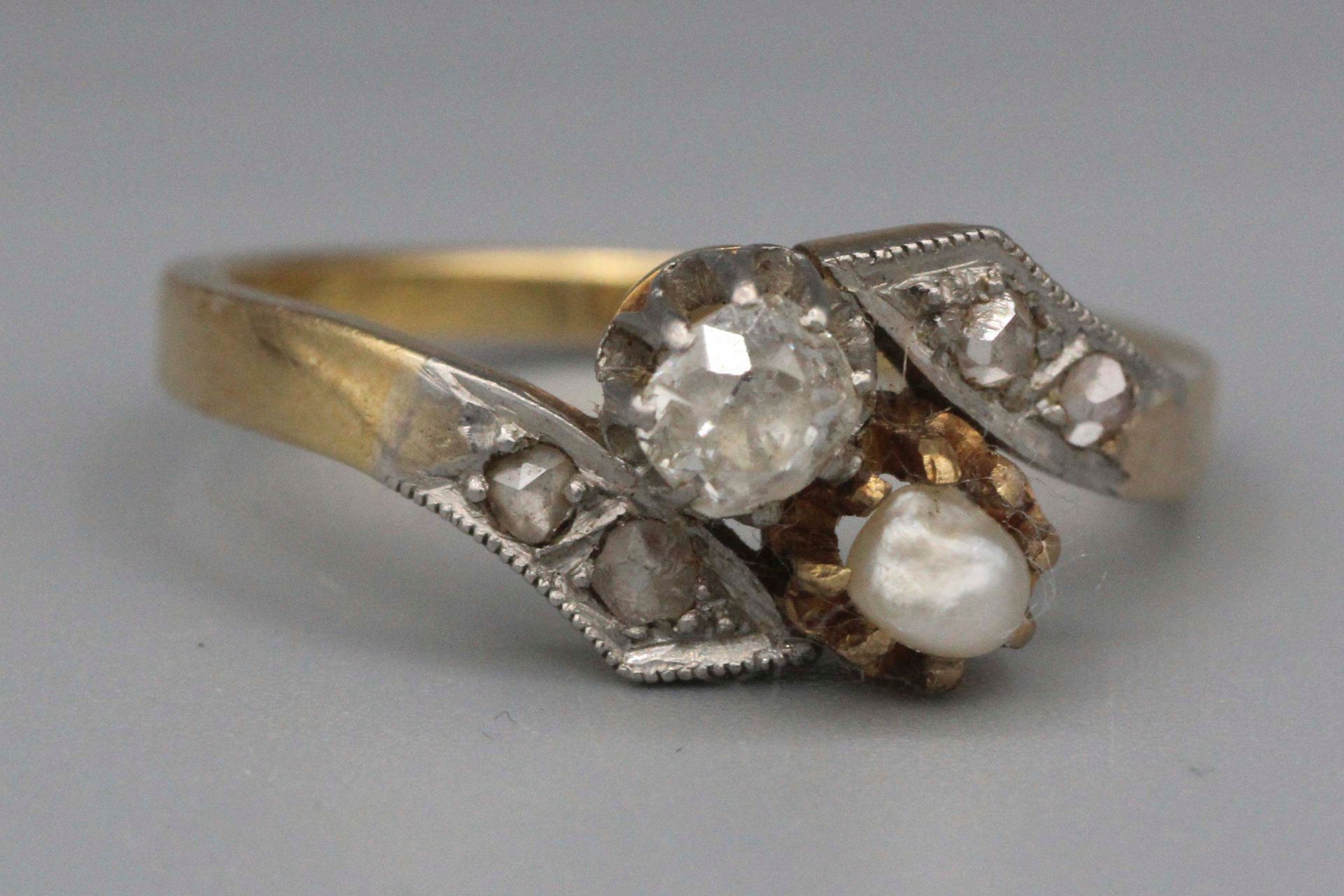 Null Toi et Moi金戒指，镶嵌着一颗珍珠和一颗钻石。毛重：3.1克 手指尺寸：54
