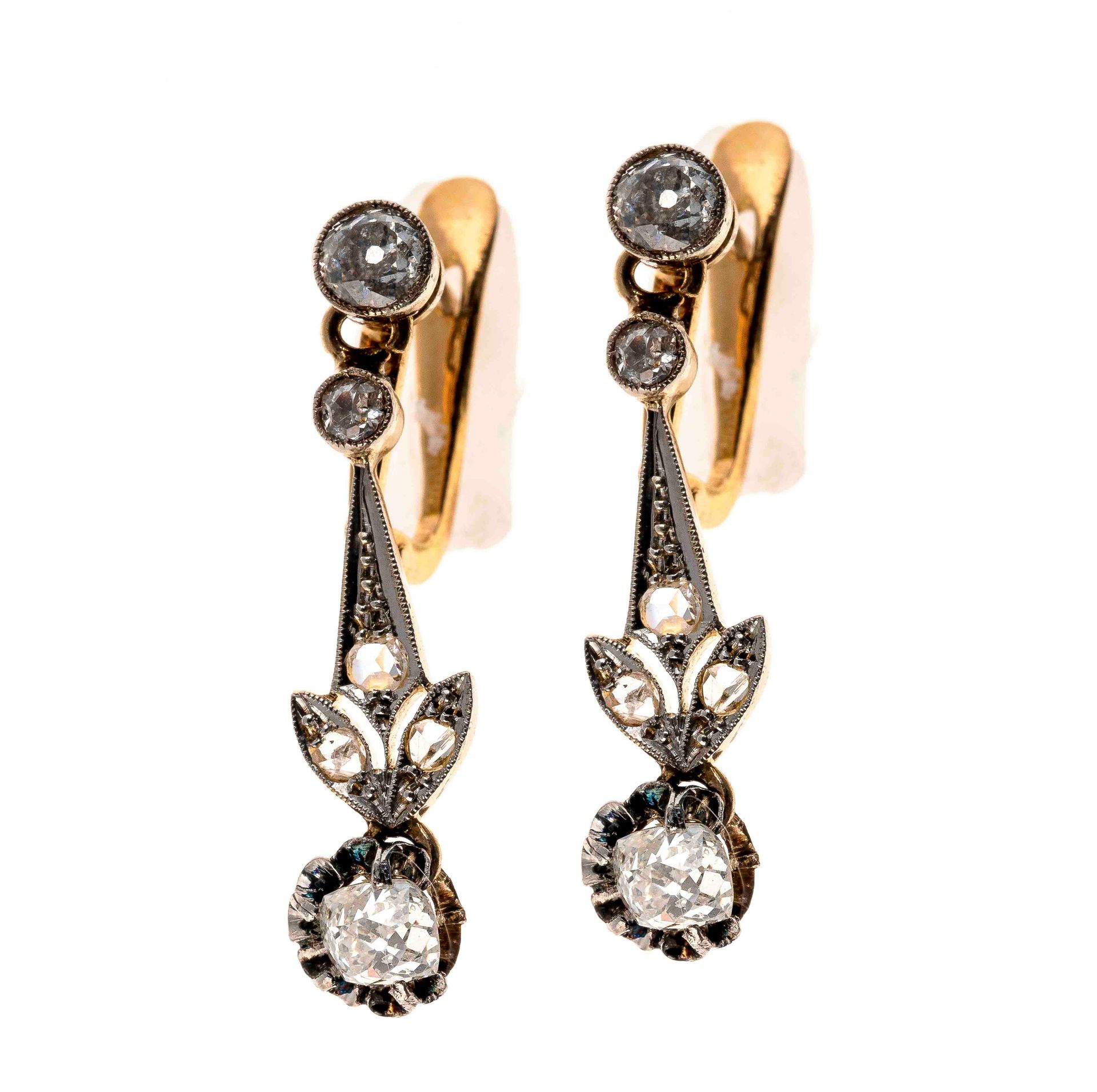 Null Pair of gold earrings set with diamonds. Gross weight: 3,6g