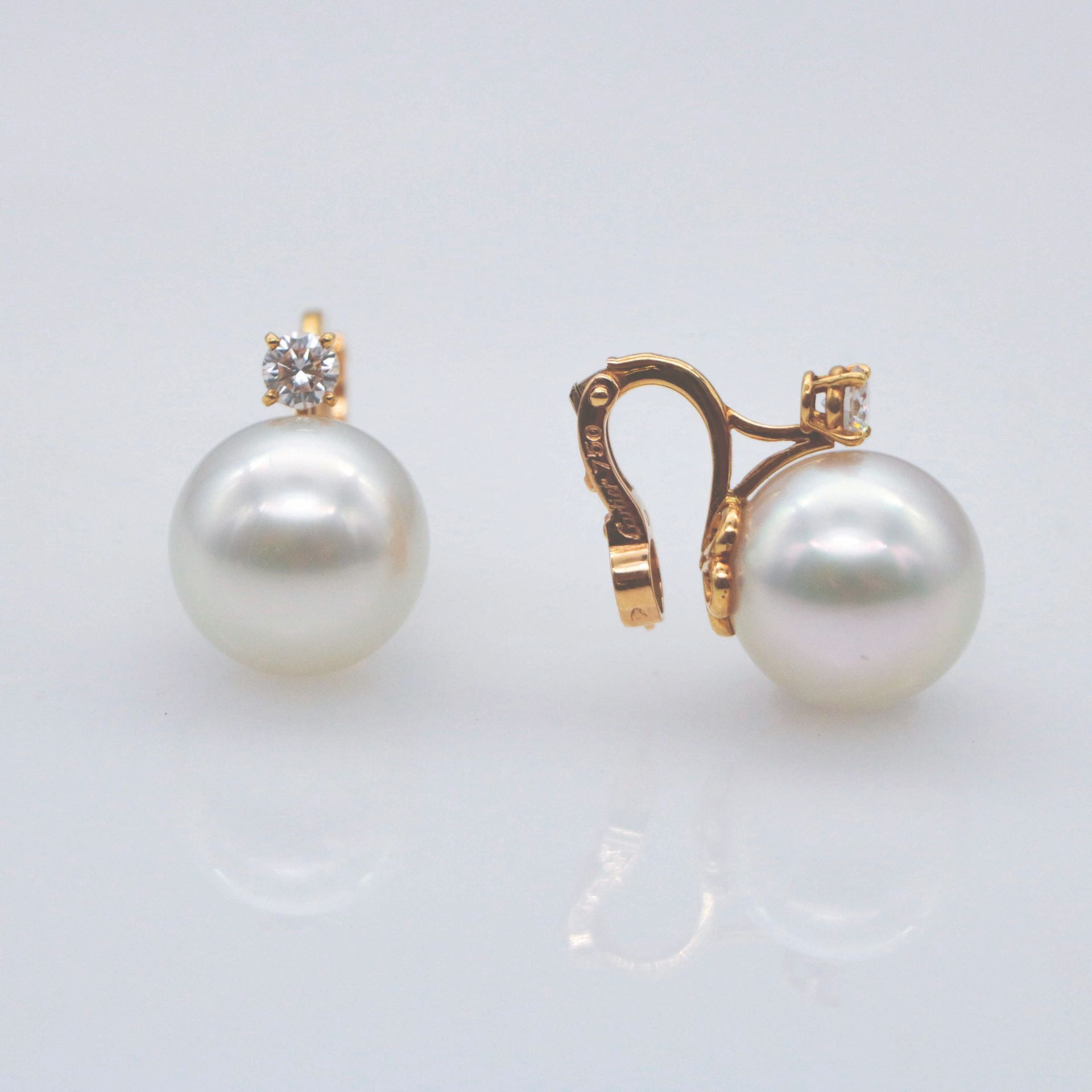 Null CARTIER - Pair of gold ear clips each comprising a brilliant-cut diamond an&hellip;