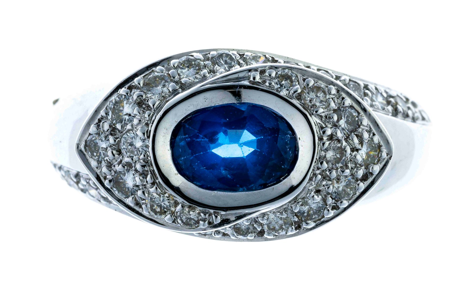Null 金戒指，以一颗约1克拉的椭圆形蓝宝石为中心，用钻石镶嵌 - 毛重：9.7克