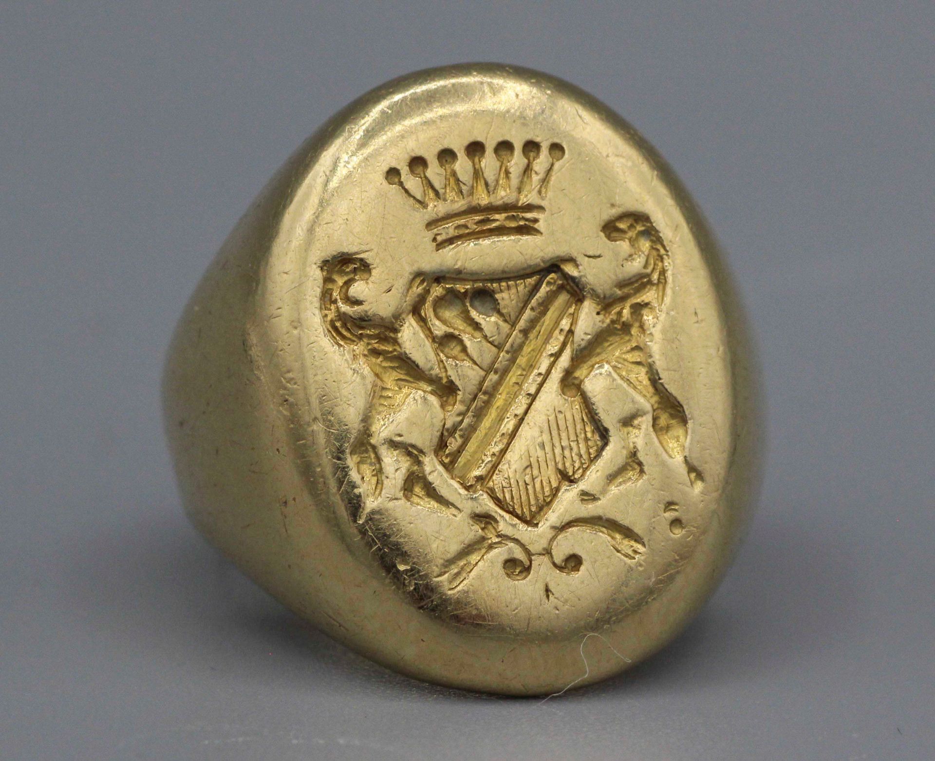 Null 镌刻着以皇冠为首的盾形纹章的黄金戒指。毛重：16克 手指大小：49。