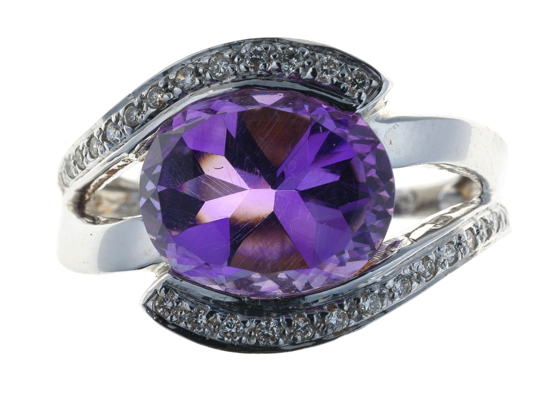 Null 白金戒指，镶有约5克拉的大椭圆切割紫水晶，并镶嵌30颗钻石 - 毛重：6.2克