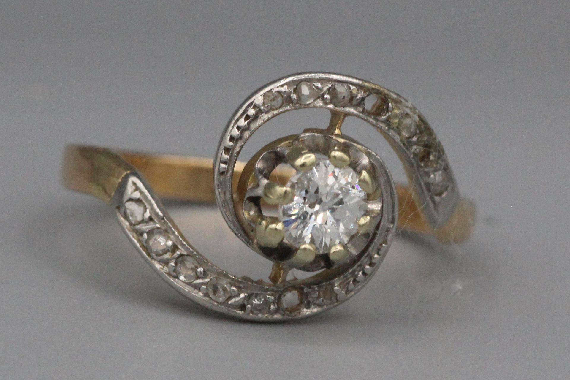 Null 金质陀飞轮戒指，在钻石卷轴中镶嵌一颗钻石 毛重：3.6克 手指尺寸：54