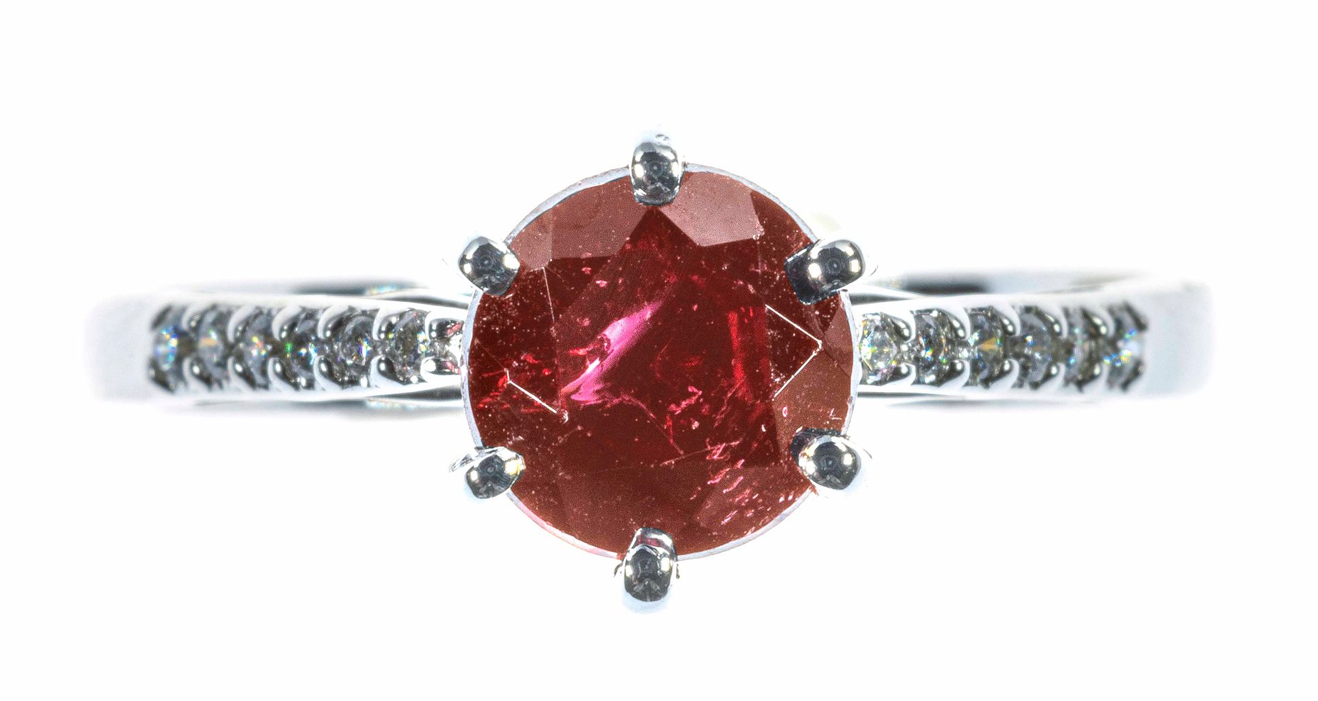 Null White gold ring centered on a round garnet of about 1.1 carat with lines of&hellip;