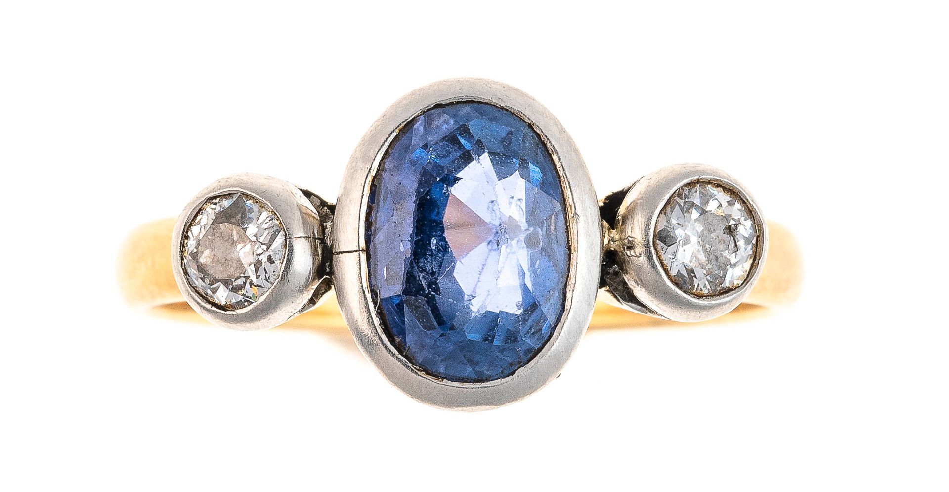 Null 镶嵌着一颗蓝宝石和两颗钻石的金戒指。毛重：3.8克 手指尺寸：56