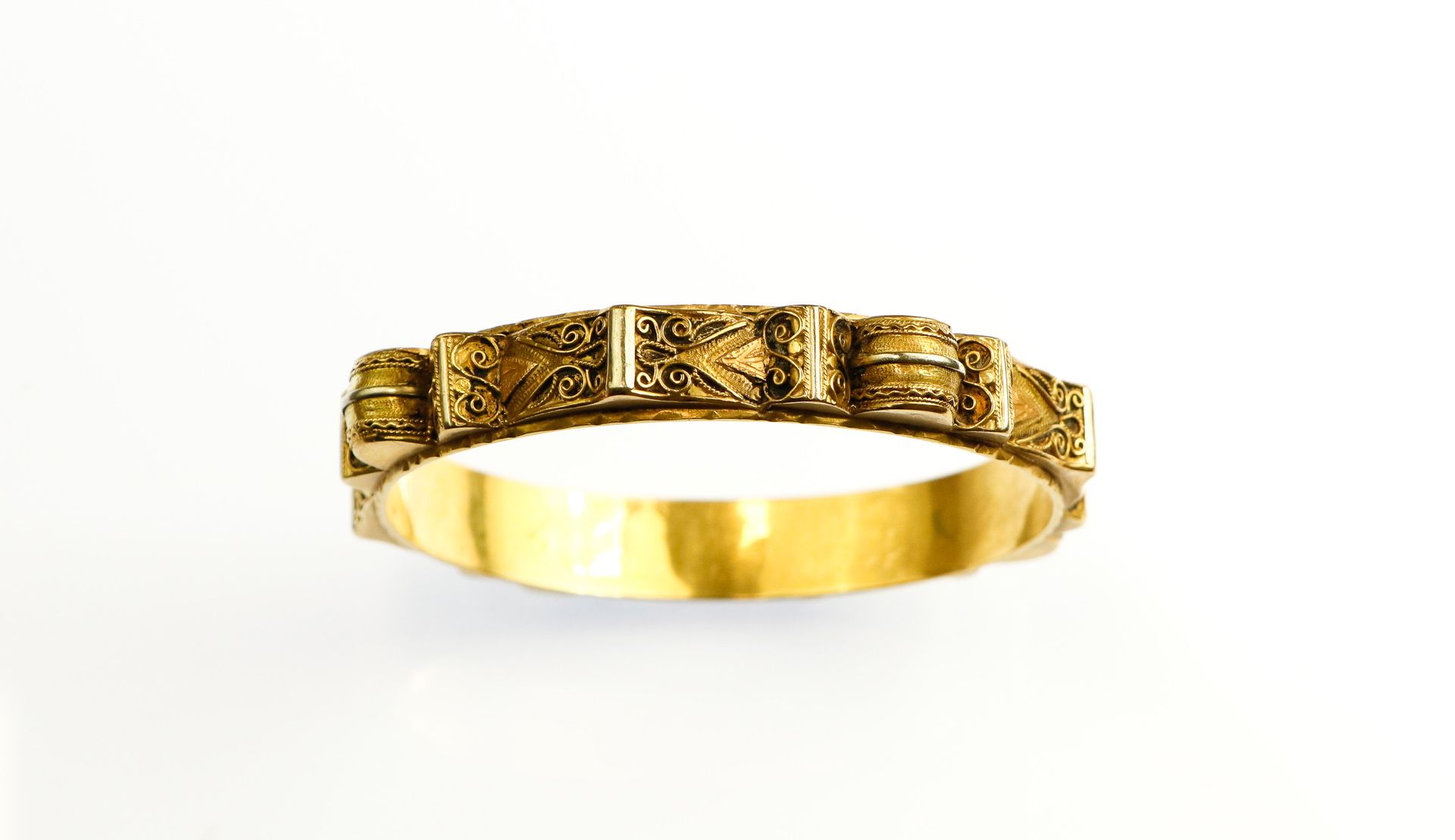 Null Rigid bracelet in chased gold - 28,4 g