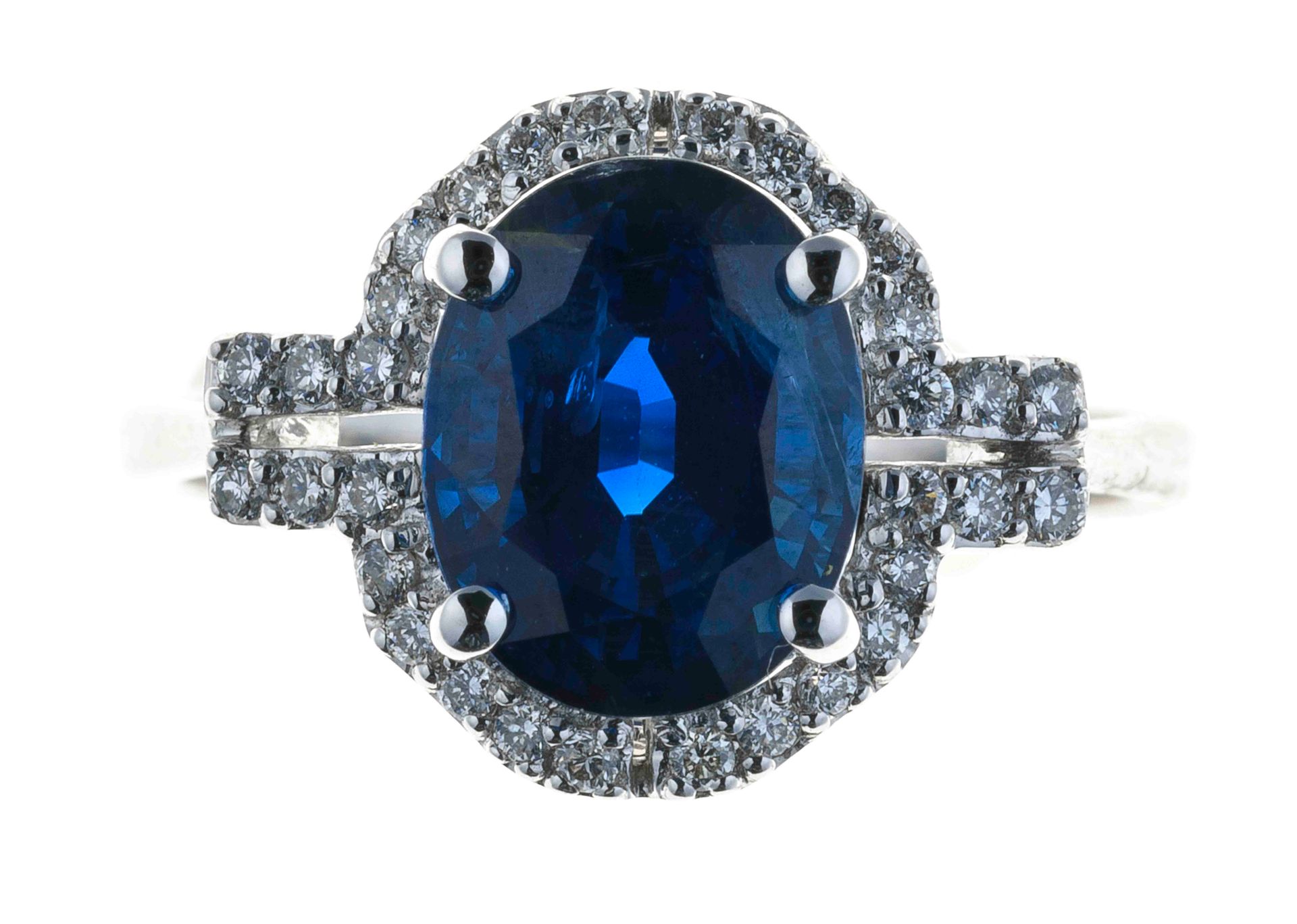 Null 白金戒指，镶有一颗美丽的未加热的椭圆形蓝宝石，重约2.90克拉，镶嵌有32颗钻石 - 毛重：3.5克 - GGT证书