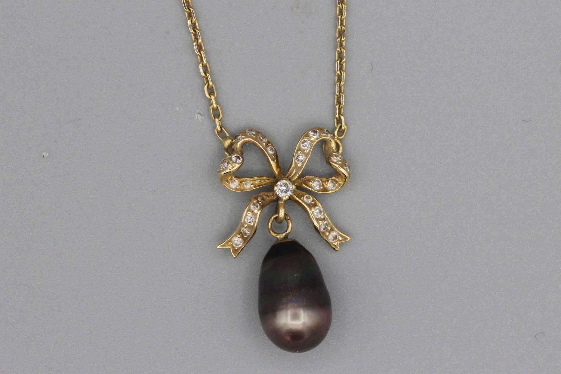 Null Knotenhalskette aus Gold mit Brillantbesatz, die eine Perle als Pampille hä&hellip;
