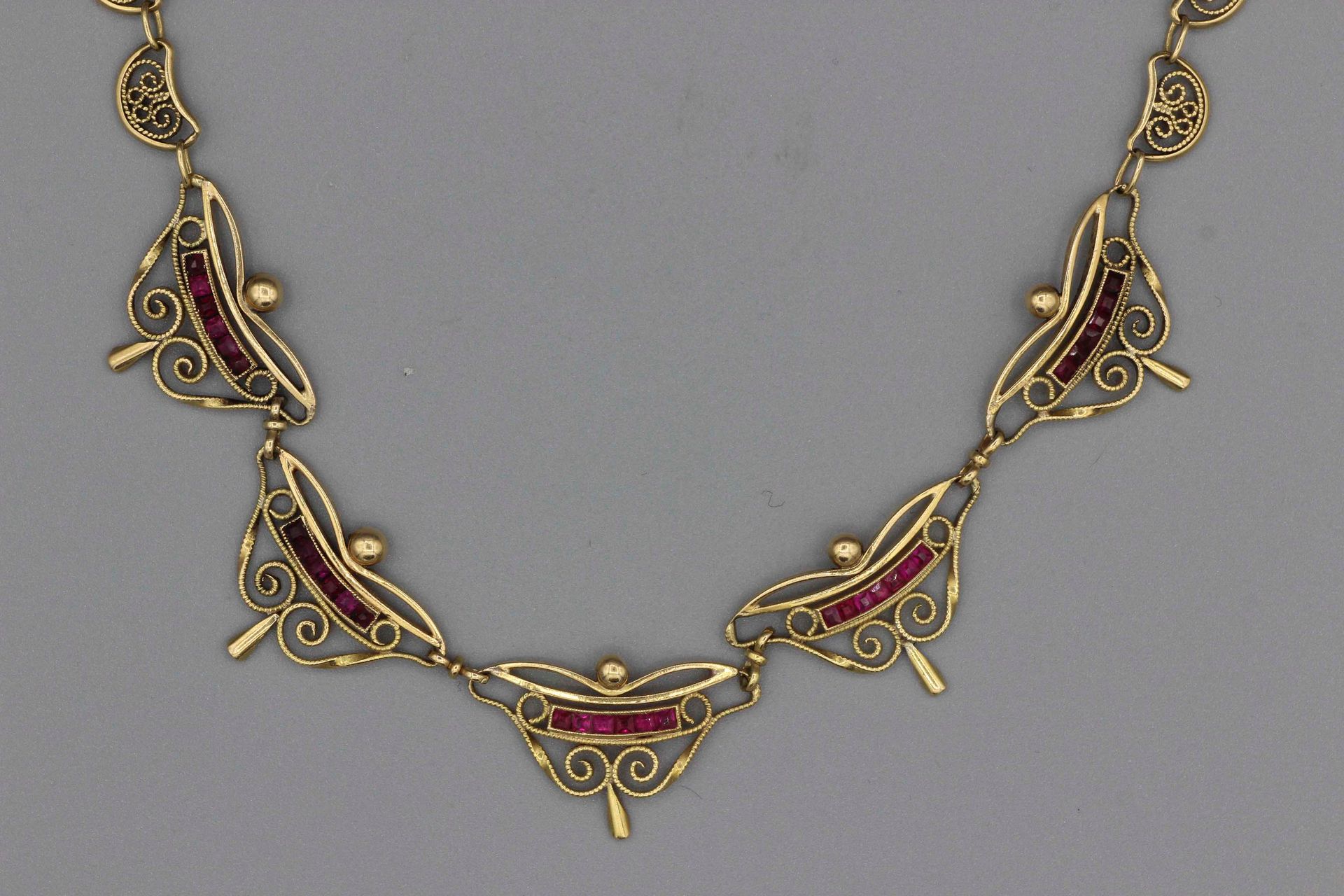 Null Gold collar with filigree pattern enriched with calibrated red stones. Gros&hellip;
