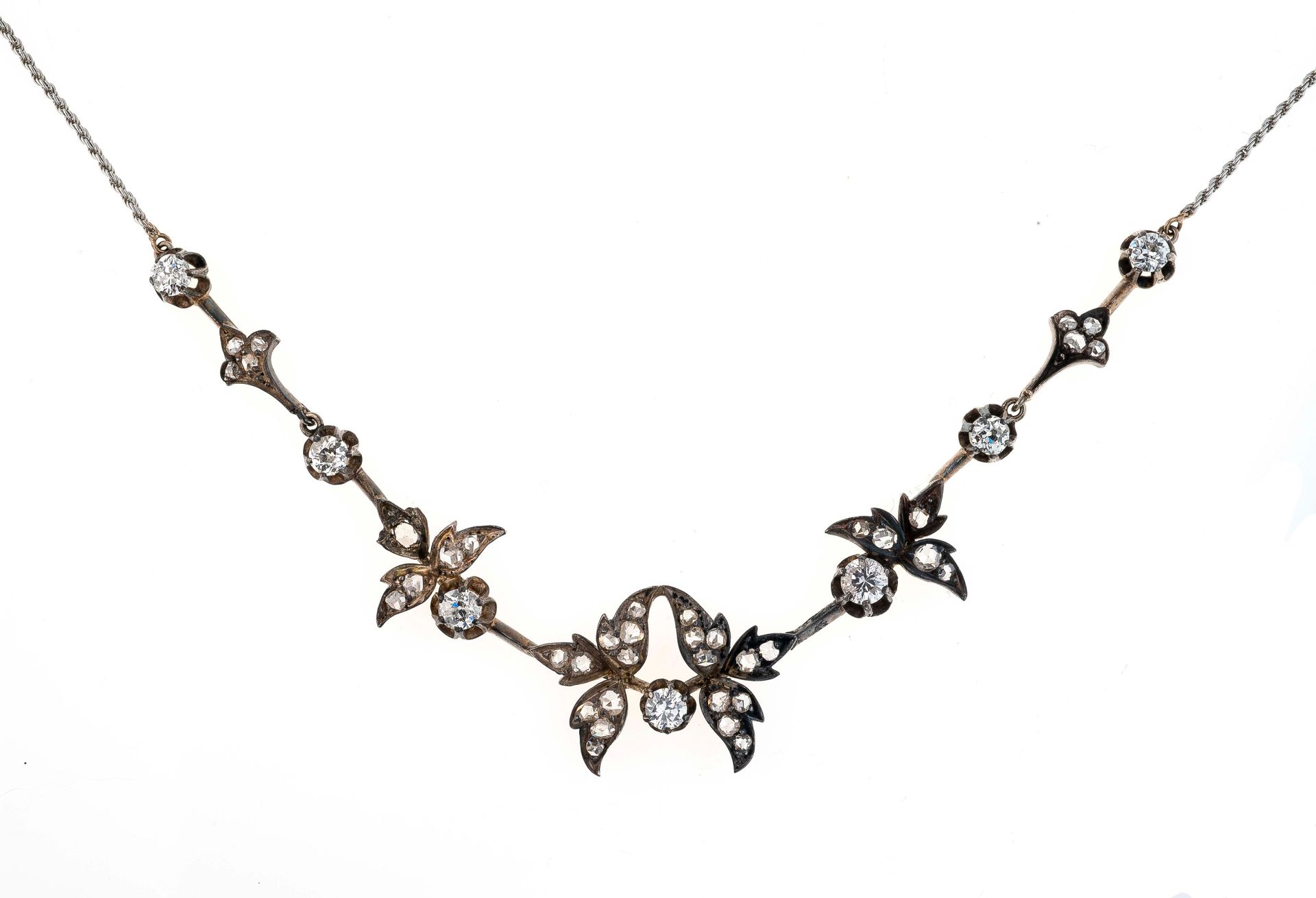 Null 金银项链，花纹图案，镶有光彩夺目的钻石和玫瑰切割钻石。毛重：13.5克。长度：53厘米