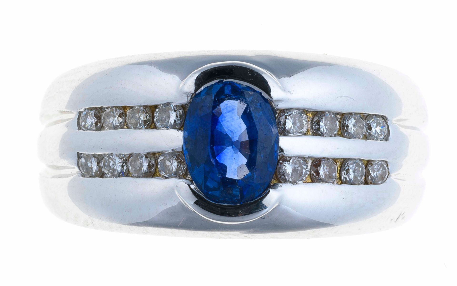 Null 白金戒指，以一颗约1克拉的椭圆形蓝宝石为中心，镶嵌两行钻石 - 毛重：13克