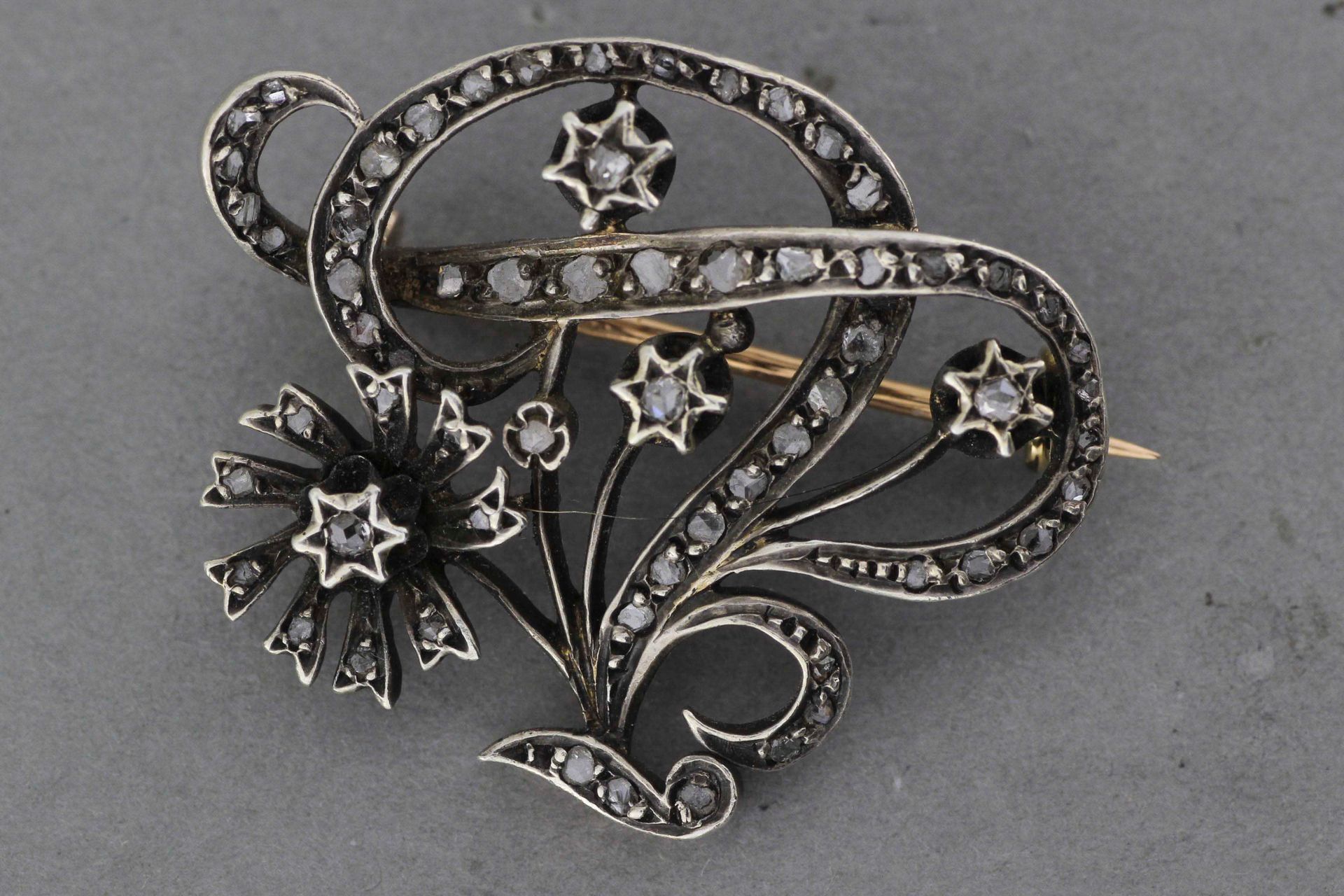 Null Broche Napoleón III de oro y plata engastado con diamantes. Peso bruto : 8g