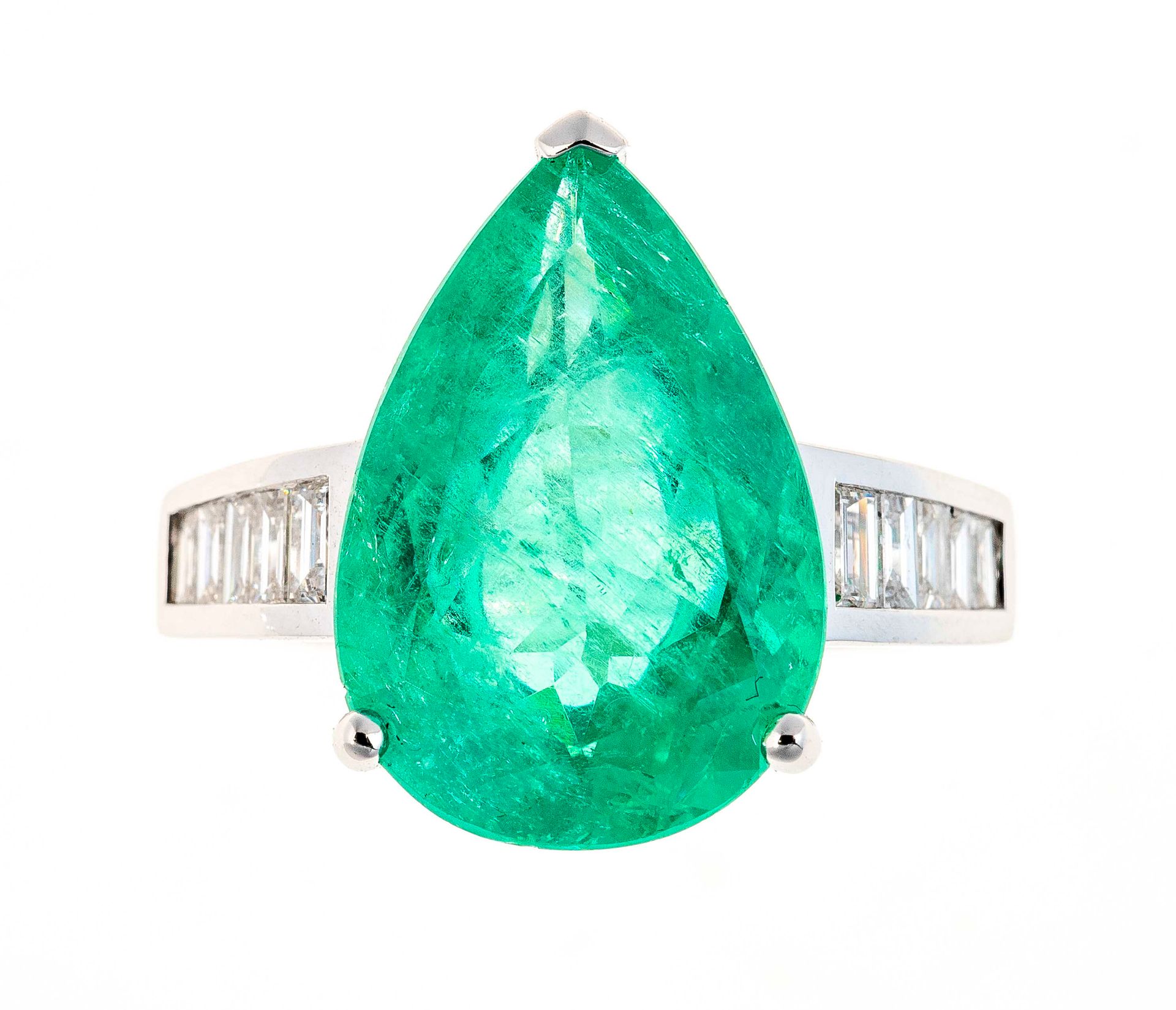 Null White gold ring centered on a 6.70 carat pear-cut emerald set with baguette&hellip;