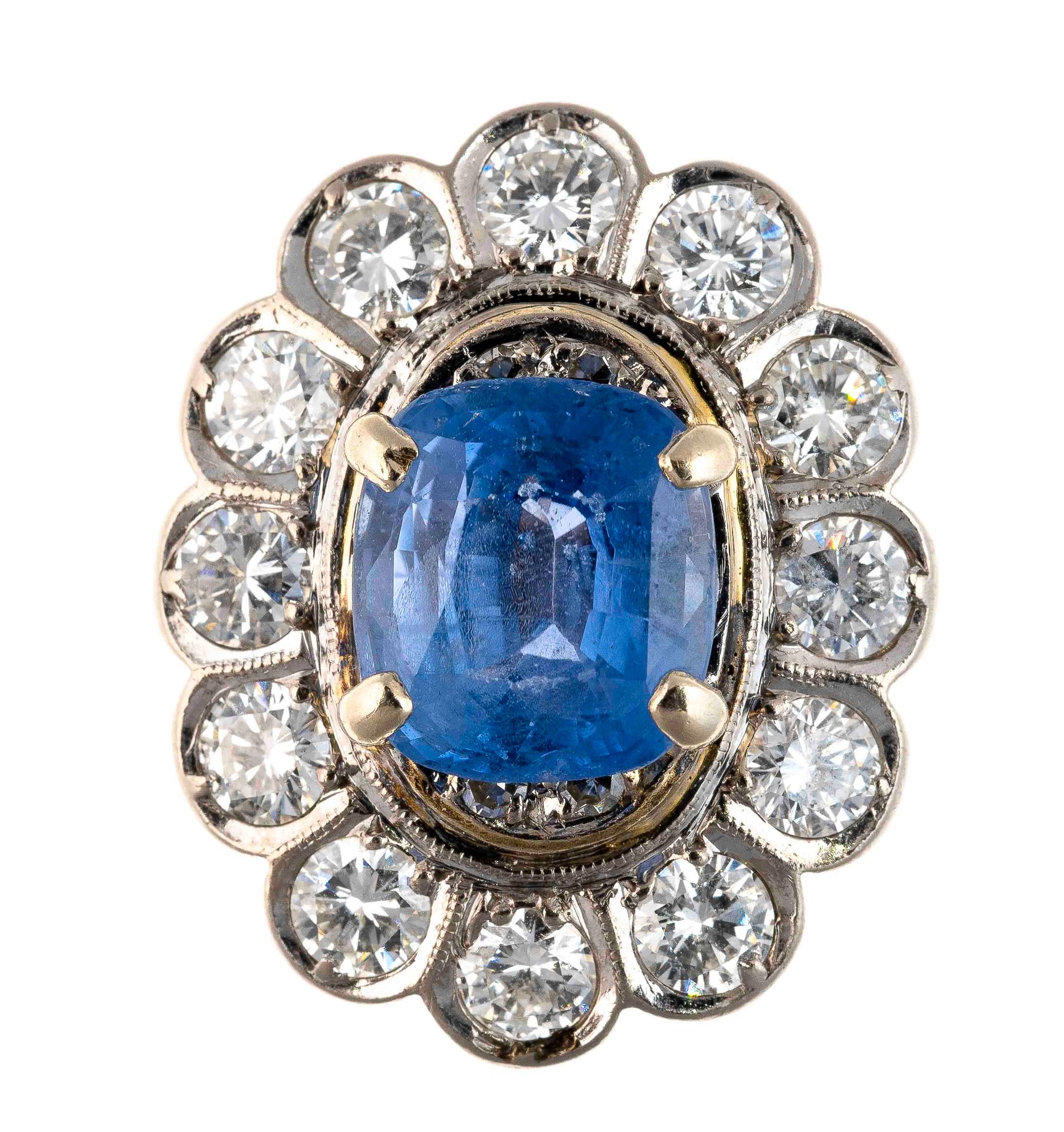 Null 金戒指，镶有一颗蓝宝石（约3克拉），采用明亮式切割（约1.8克拉），毛重：7.7克。手指尺寸：49/50