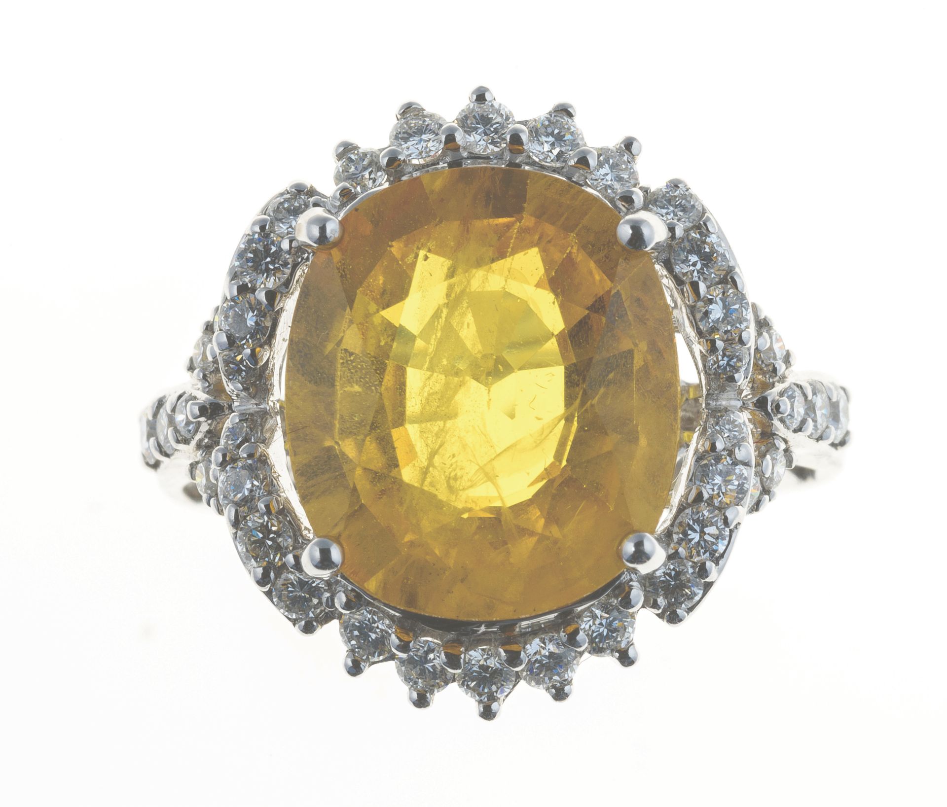 Null 白金戒指，以一颗6.93克拉的椭圆形切割黄色蓝宝石为中心，镶嵌40颗钻石 - 毛重：6.8克 - GGT证书