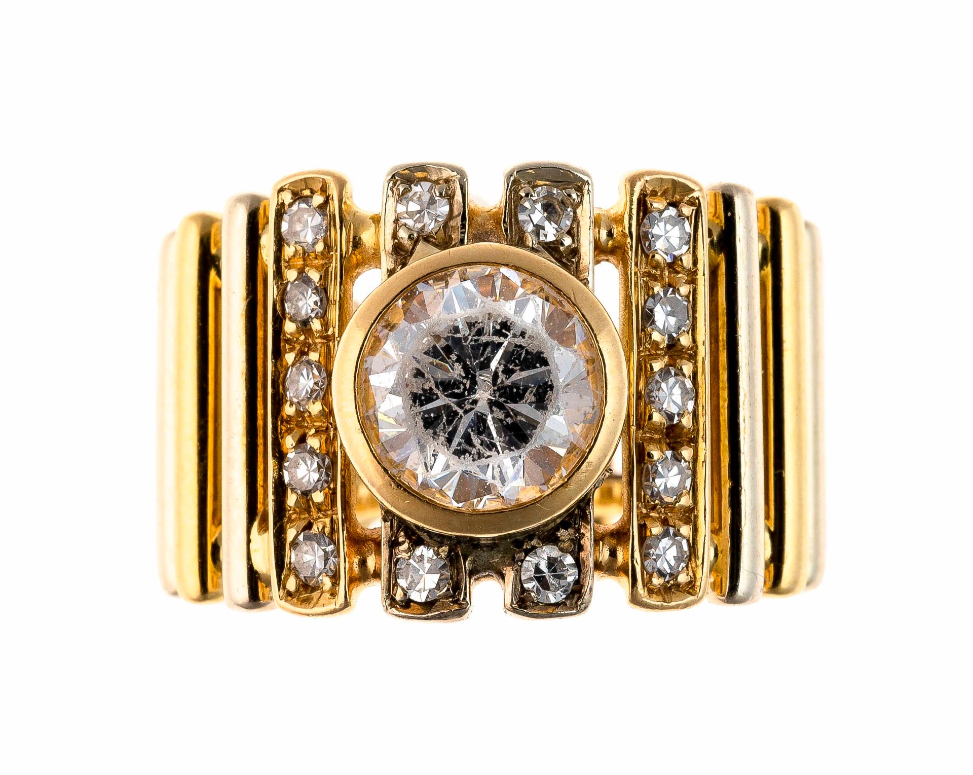 Null Gold ring set with a central stone surrounded by lines of diamonds. Gross w&hellip;