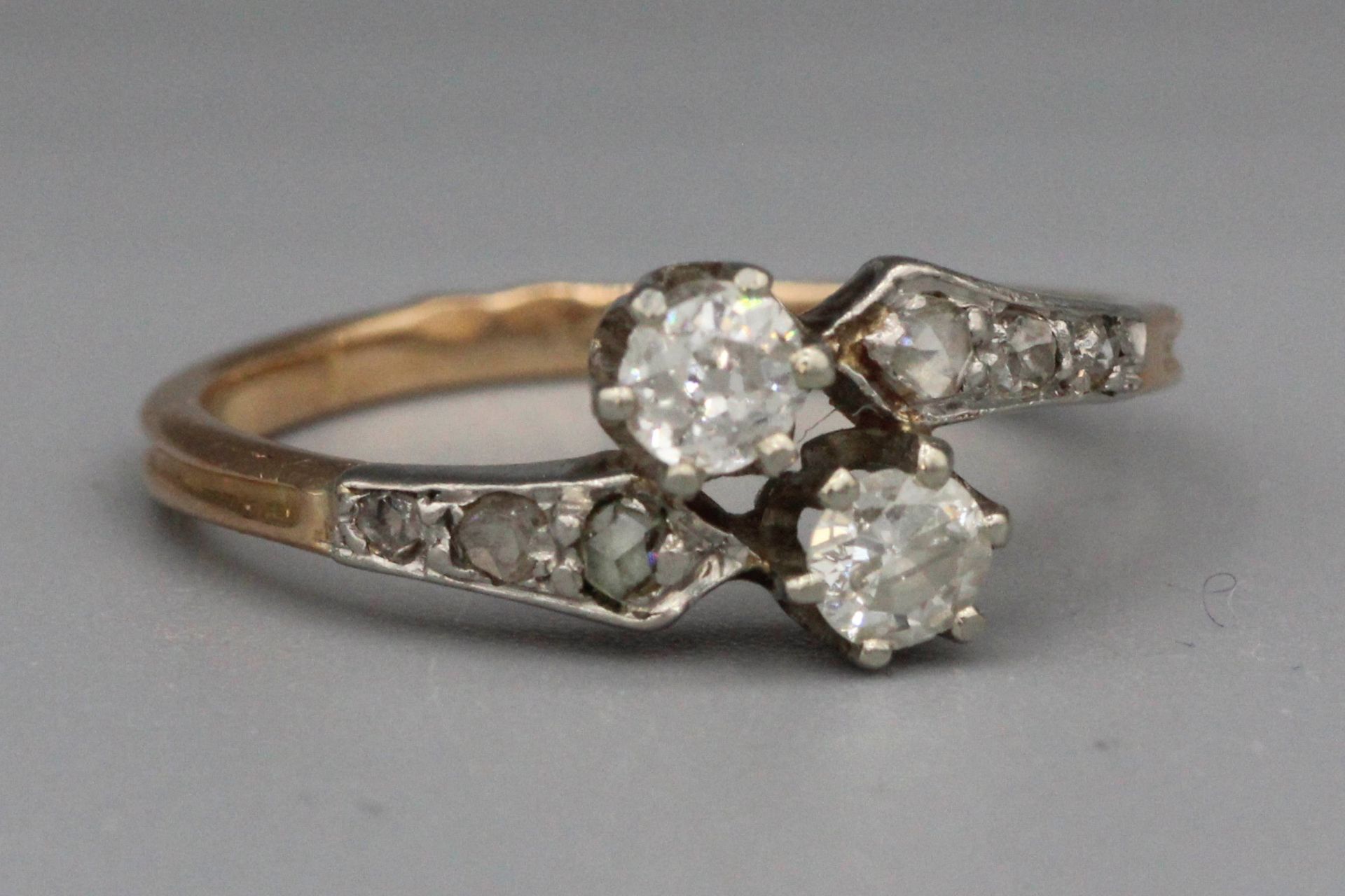 Null Toi et Moi金戒指，镶嵌两颗钻石和玫瑰切割钻石。毛重：1.8克。手指大小：48
