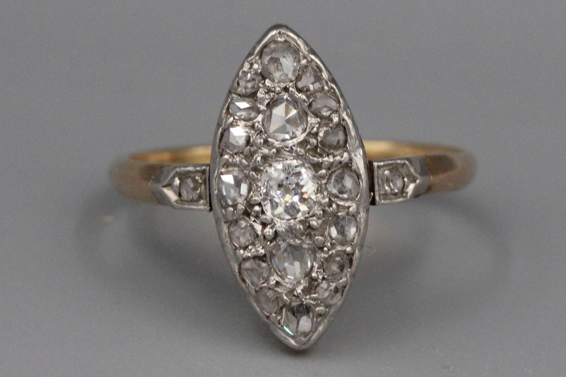 Null Gold navette ring set with diamonds. Gross weight : 3,6 g. Finger size : 56