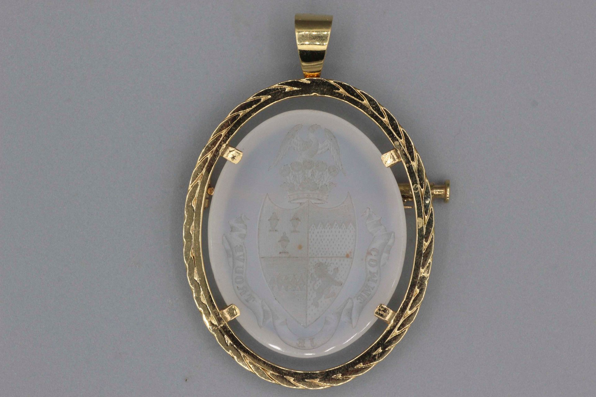 Null Gold brooch set with an intaglio on agate engraved with a coat of arms. Gro&hellip;