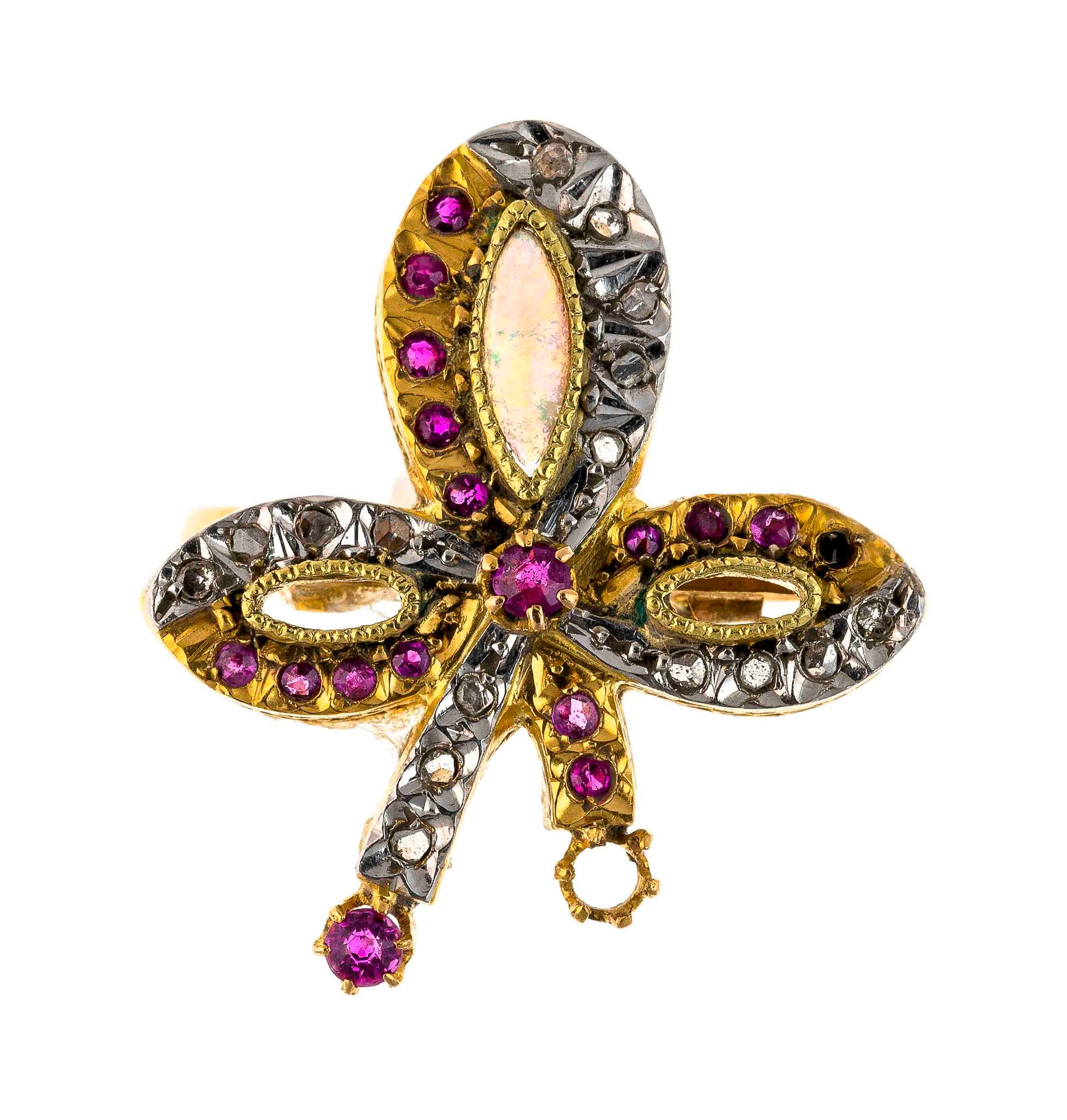 Null 一枚1900年的金戒指，上面有百合花的设计，镶嵌着蛋白石、玫瑰切割钻石和红宝石。毛重：3.7克 手指大小：52（略有缺失）