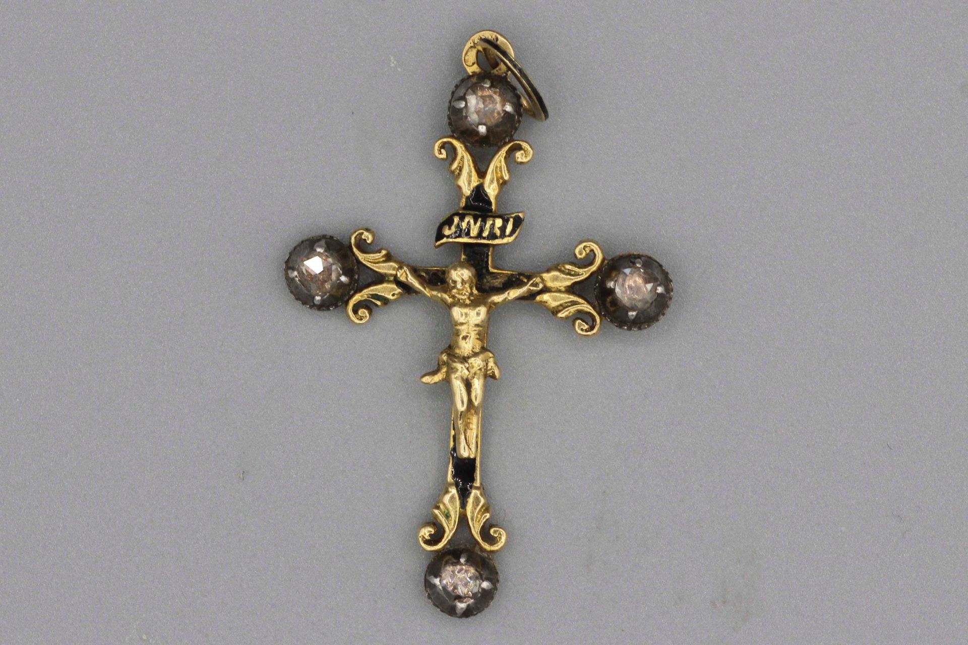 Null Enameled gold cross enriched with rose-cut diamonds. Gross weight: 4g. Leng&hellip;