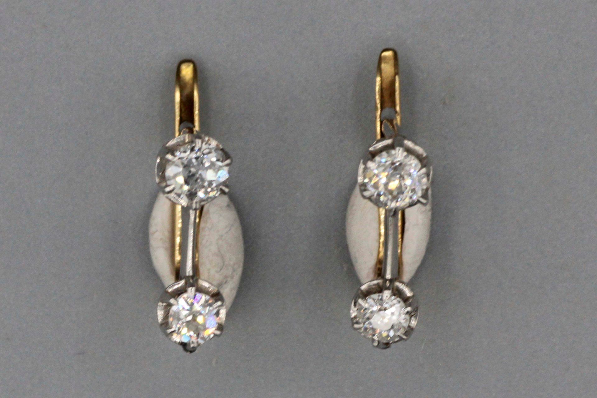 Null 镶嵌钻石的一对黄金耳环。毛重：2.8克