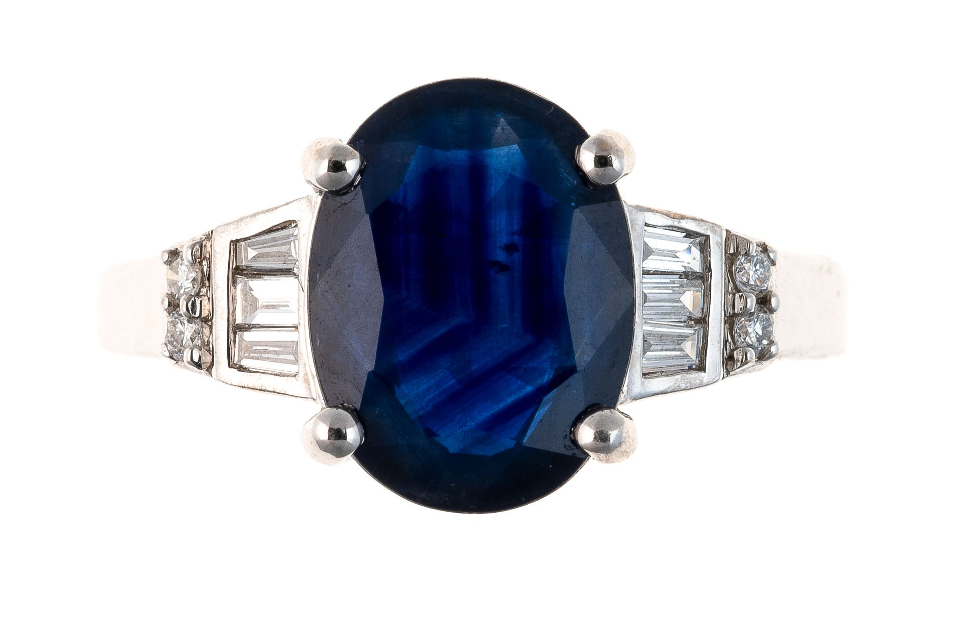 Null 白金戒指，以一颗2.65克拉的椭圆形蓝宝石为中心，镶嵌长方形、梯形和圆形钻石 - 毛重：5.3克