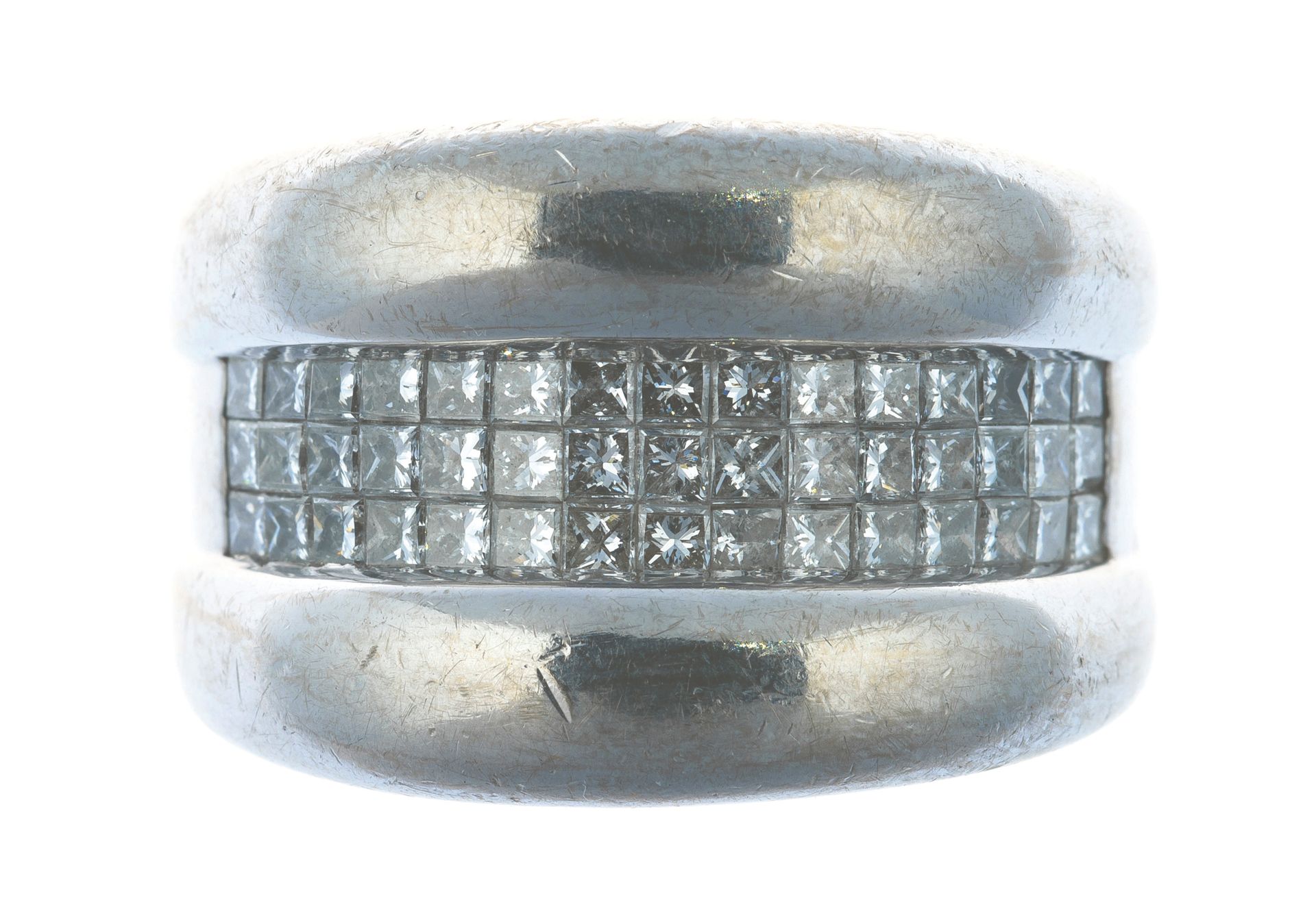 Null White gold godron ring centered with three lines of ascher diamonds - Gross&hellip;